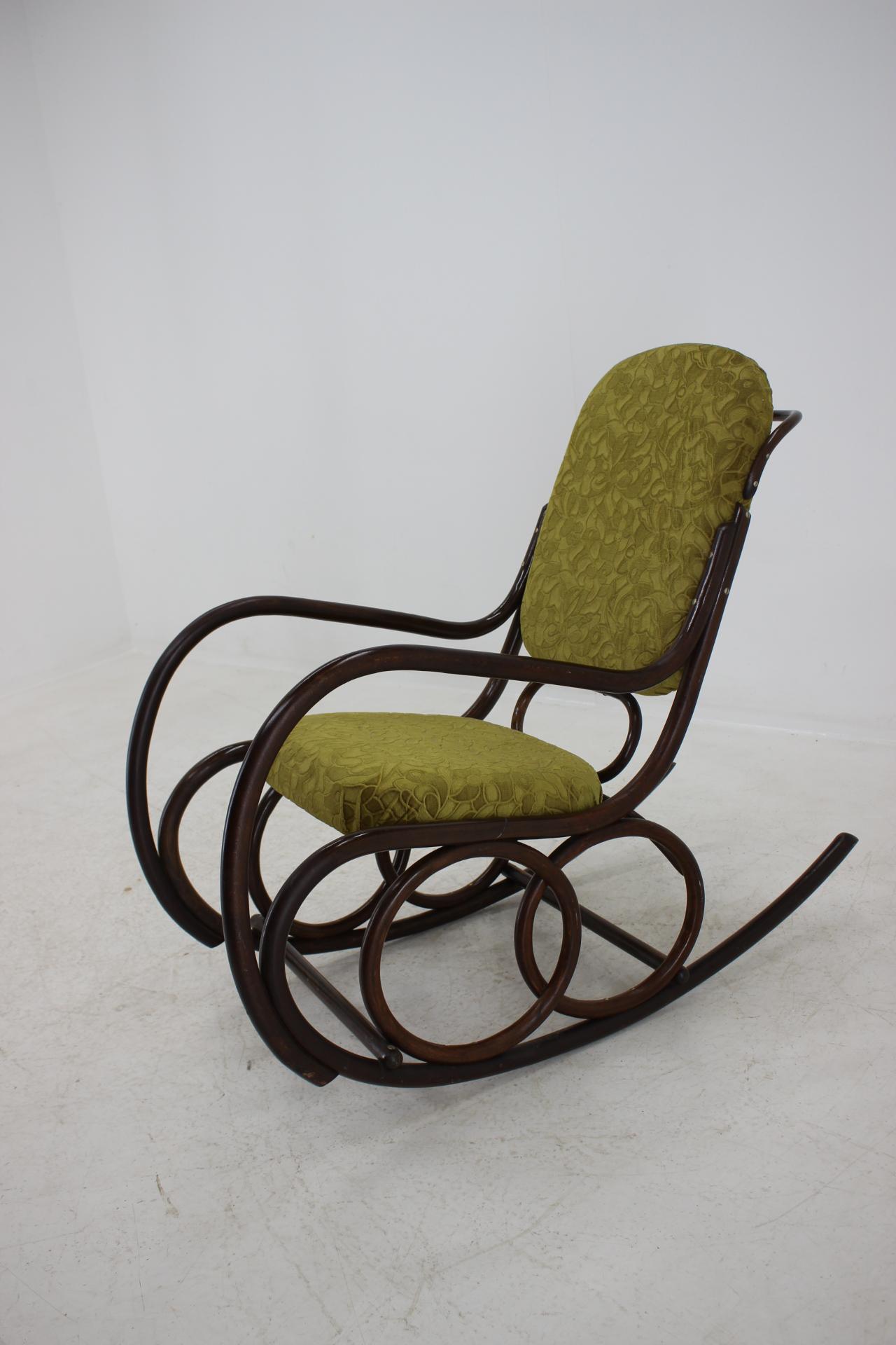 Midcentury rocking chair made of blond beech bentwood by TON from 1960s. Very good original condition.