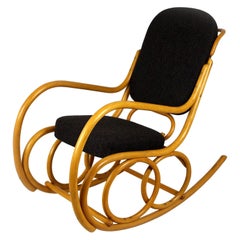 Sedia a dondolo in legno di faggio del Medioevo di Ton, 1960