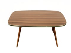 Table basse italienne du milieu du siècle en bois de hêtre et laiton avec pied de compas:: années 1960