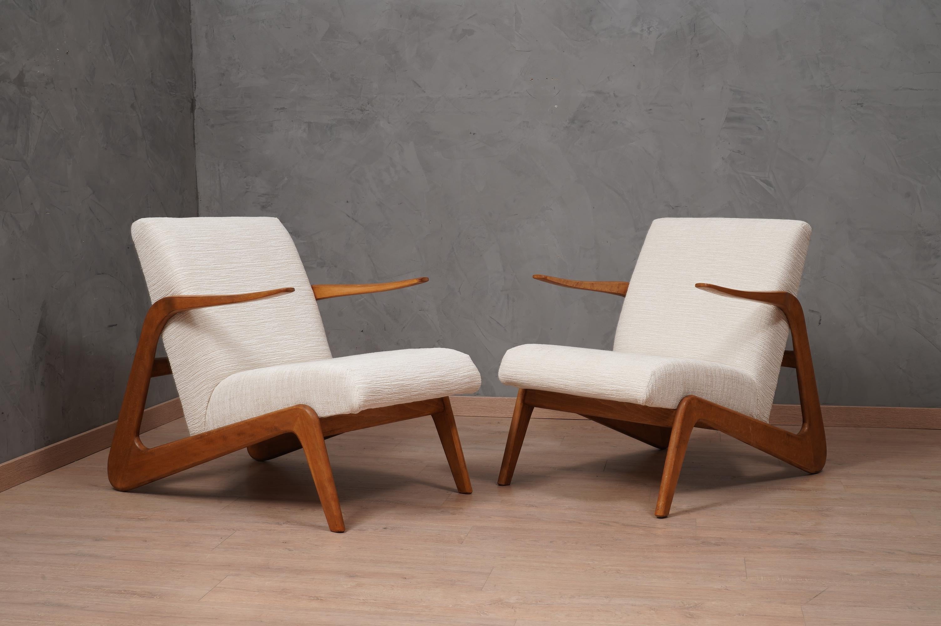 Original and enterprising design for the time, but very very seductive. The armchairs fascinate those who look at them and comfortably welcome those who sit on them.

The armchairs have a particular wooden structure that allows you to go down from