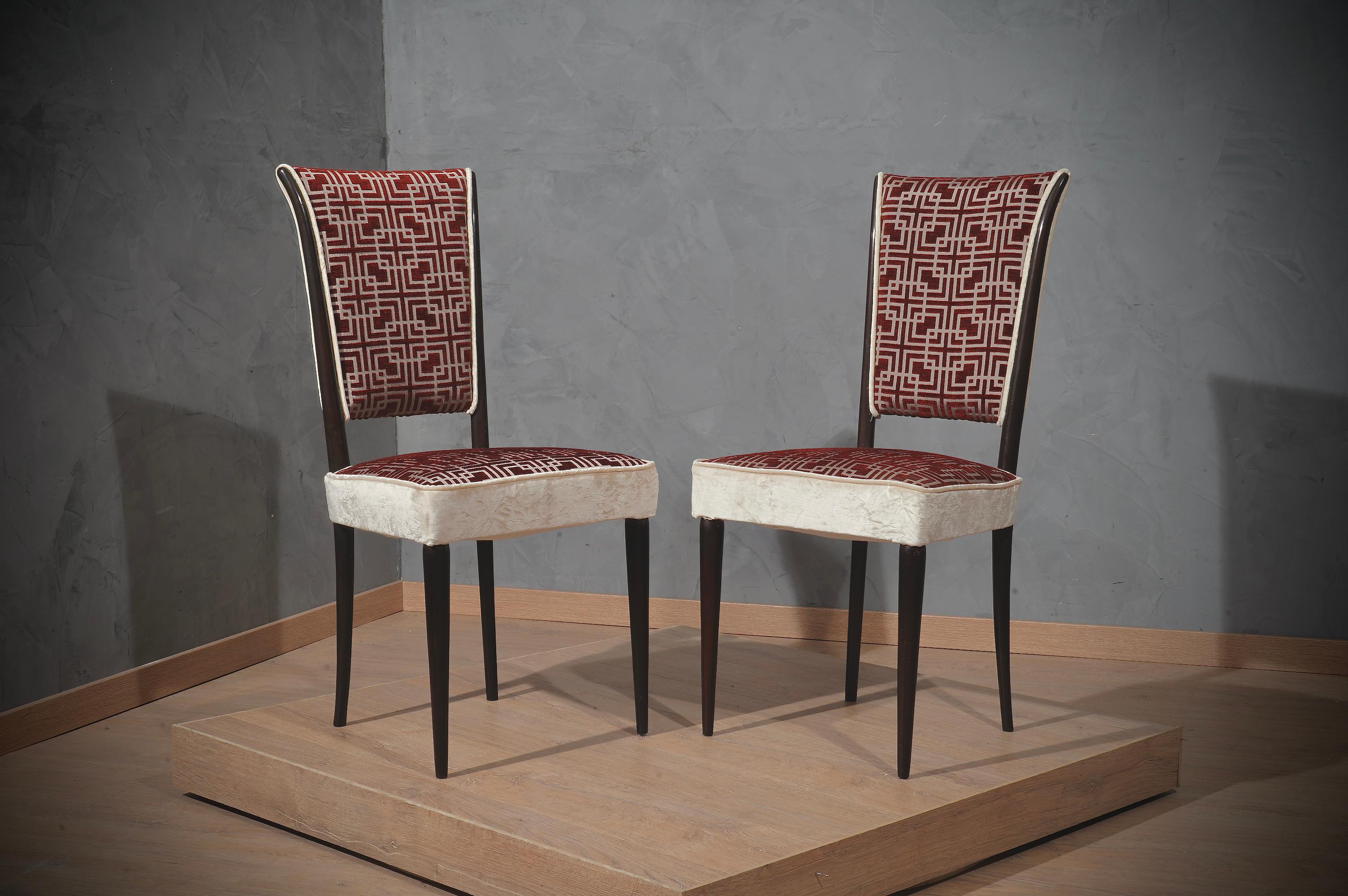 Magnifiques chaises dans le style italien caractéristique d'Osvaldo Borsani. Dossier de la chaise avec un très beau design et un tissu très riche.

Les chaises ont une structure en bois et elles ont été bien polies à la gomme-laque foncée. En