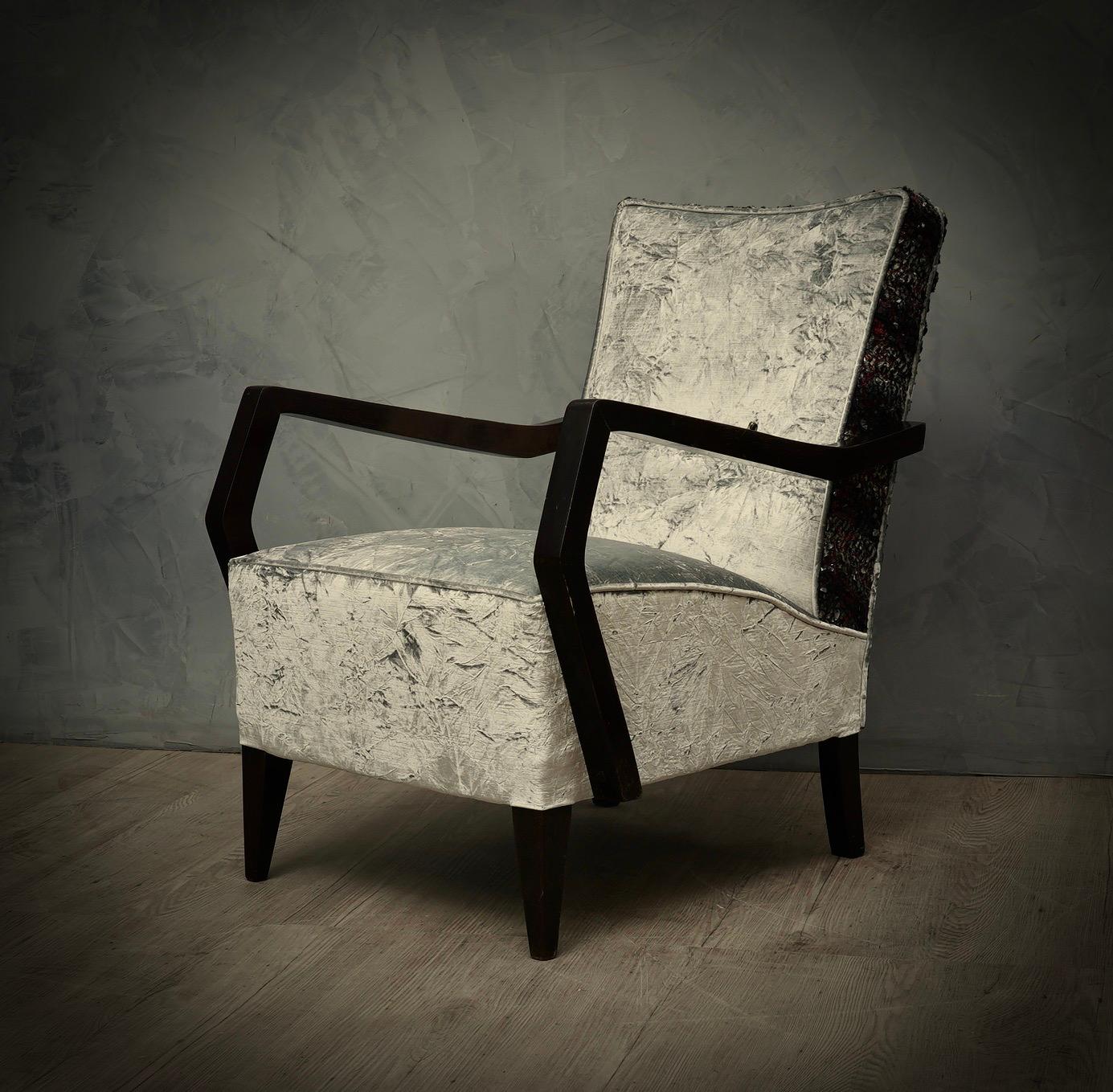 Aspect très élégant grâce à l'utilisation d'un tissu peu commun, provenant d'une fabrique de soie italienne particulière, cette douce tapisserie donne à ces fauteuils un aspect très luxueux.

Le tout est recouvert de deux types de velours combinés.