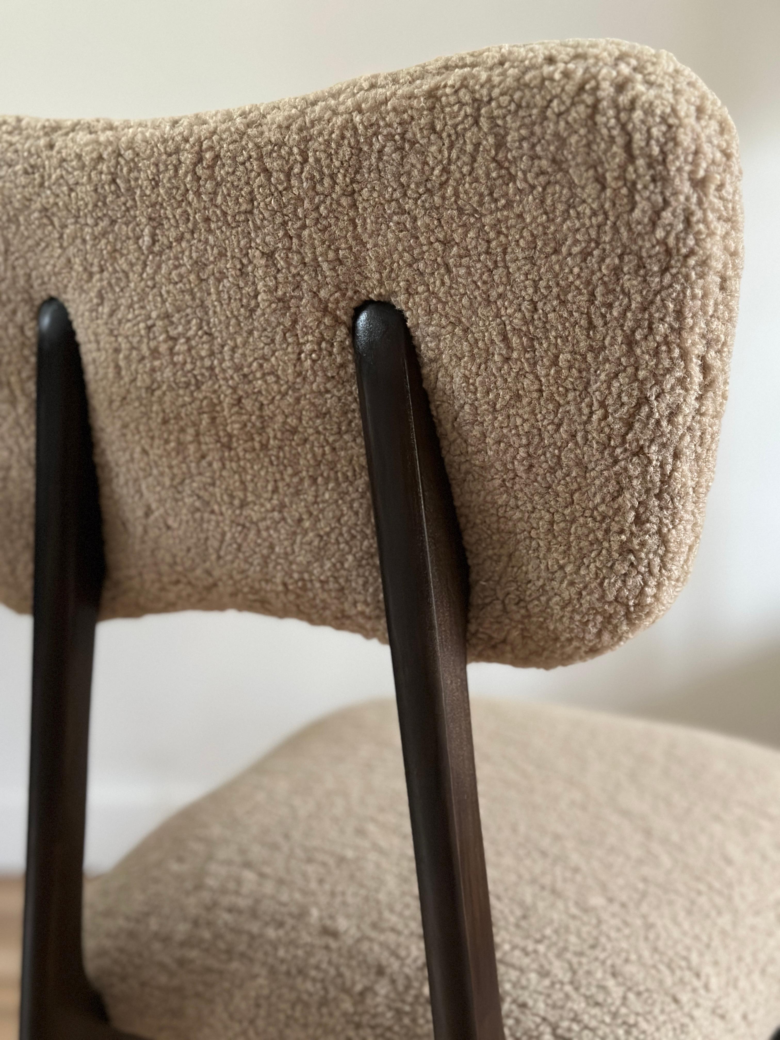 Polonais Chaise de salle à manger en bouclé beige et Wood Wood, Europe, années 1960 en vente