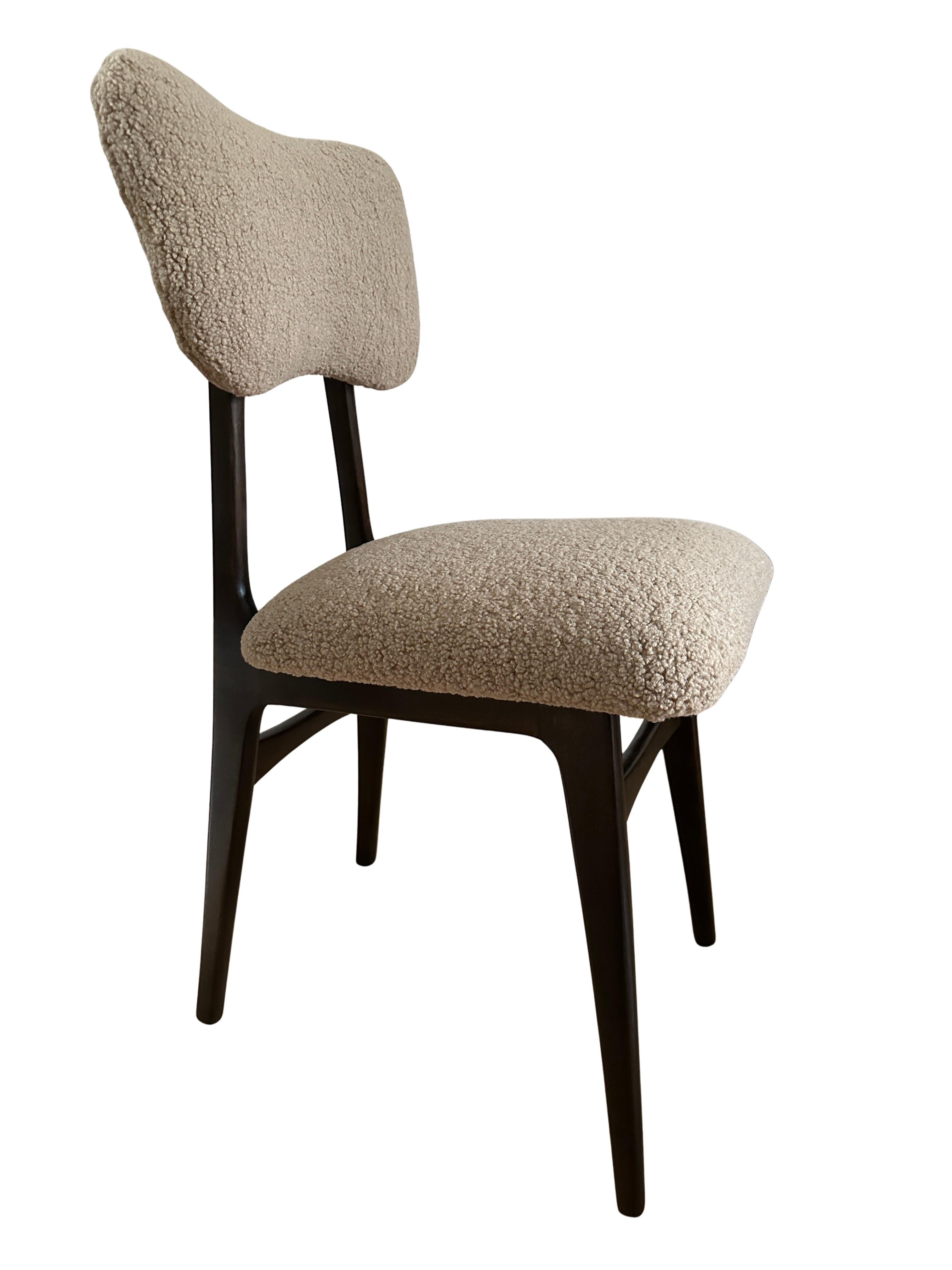 Chaises uniques fabriquées en Pologne dans les années 1960, conçues par Rajmund Halas. 

Le revêtement est en tissu bouclé agréable au toucher. Il s'agit d'un tissu italien de haute qualité et durable, d'une couleur beige chaude. La structure de la