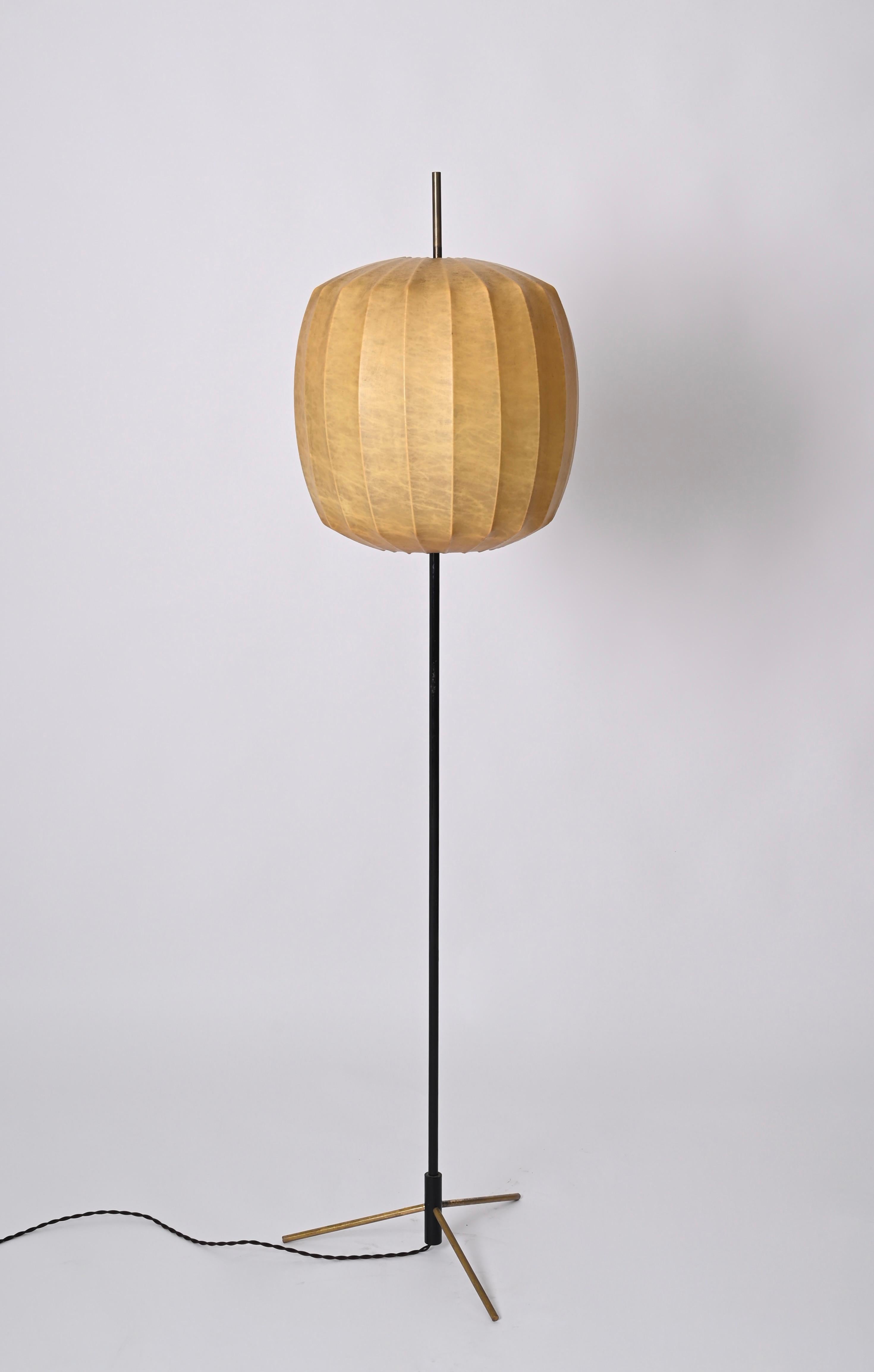 Beige Cocoon-Stehlampe aus Messing und Metall aus der Mitte des Jahrhunderts, Castiglioni, Italien 1960er Jahre im Angebot 12