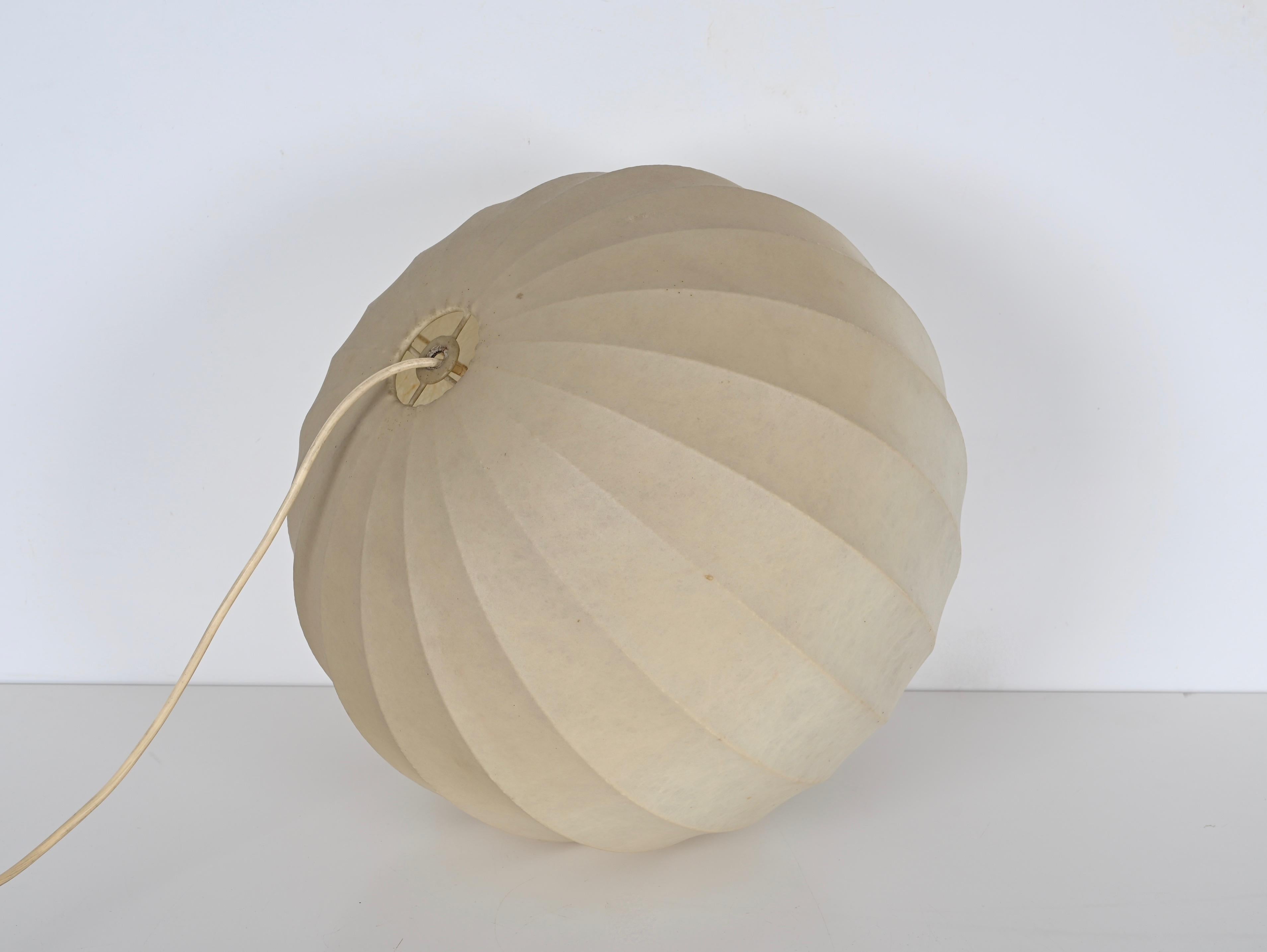 Beigefarbene Mid-Century-Pendelleuchte „Cocoon“ von Achille Castiglioni, Italien 1960er Jahre im Angebot 4