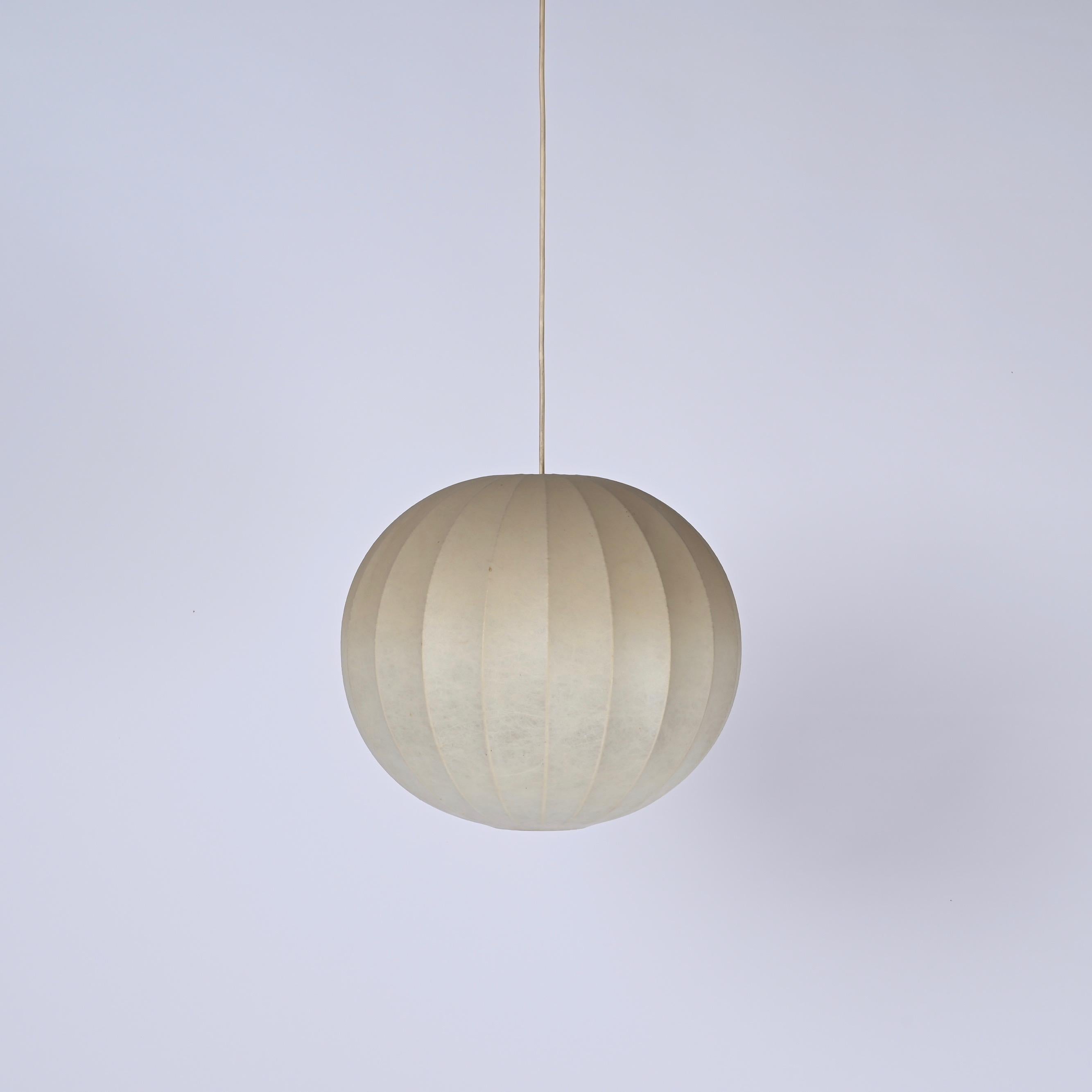 Lovely 'Cocoon' chandelier in resin and steel. This gorgeous pendant lamp was designed by Achille Castiglioni in Italy in the 1960s.

This iconic piece features a round lampshade in a natural soft resin in a stunning vintage beige color, the metal