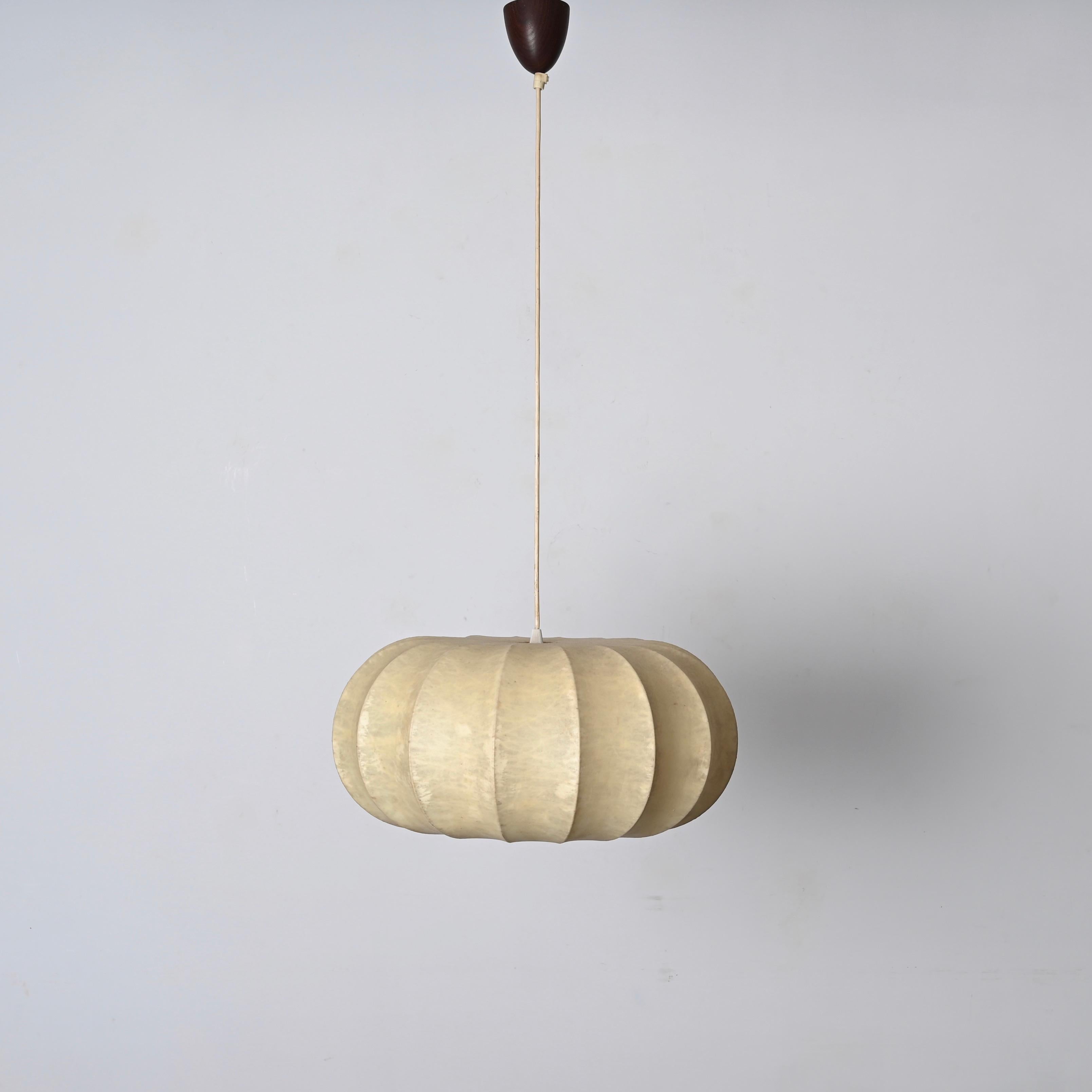 Stunning fully original mid-century cocoon pendant designed by Achille Castiglioni in Italy in the 1960s. 

This marvellous large cocoon features an incredibly elegant snd rare shape with a round-shaped shade with flat top and bottom. The shade is