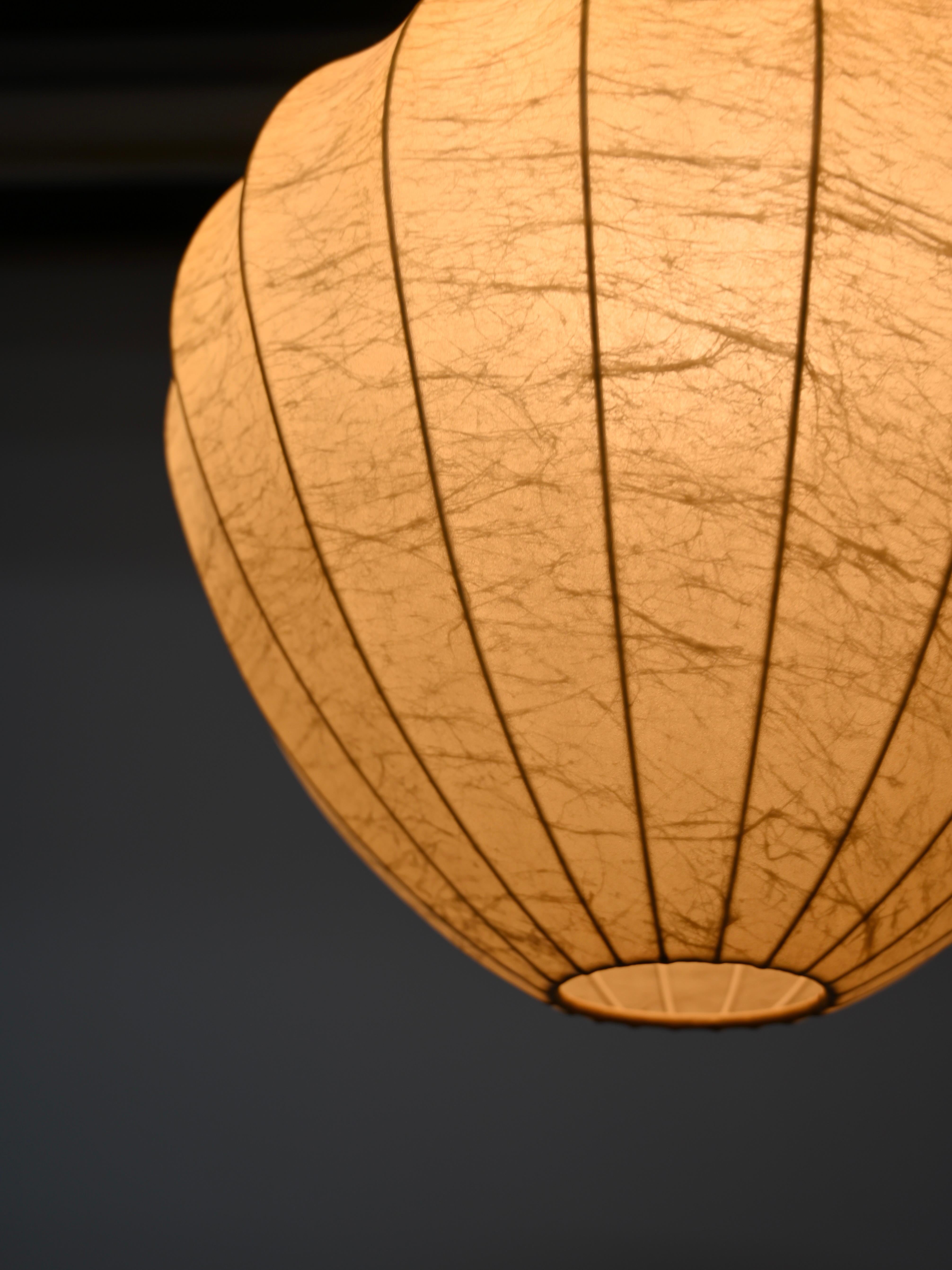Lampada a sospensione Losange Cocoon beige del Medioevo di Castiglioni, Italia 1960 in vendita 2