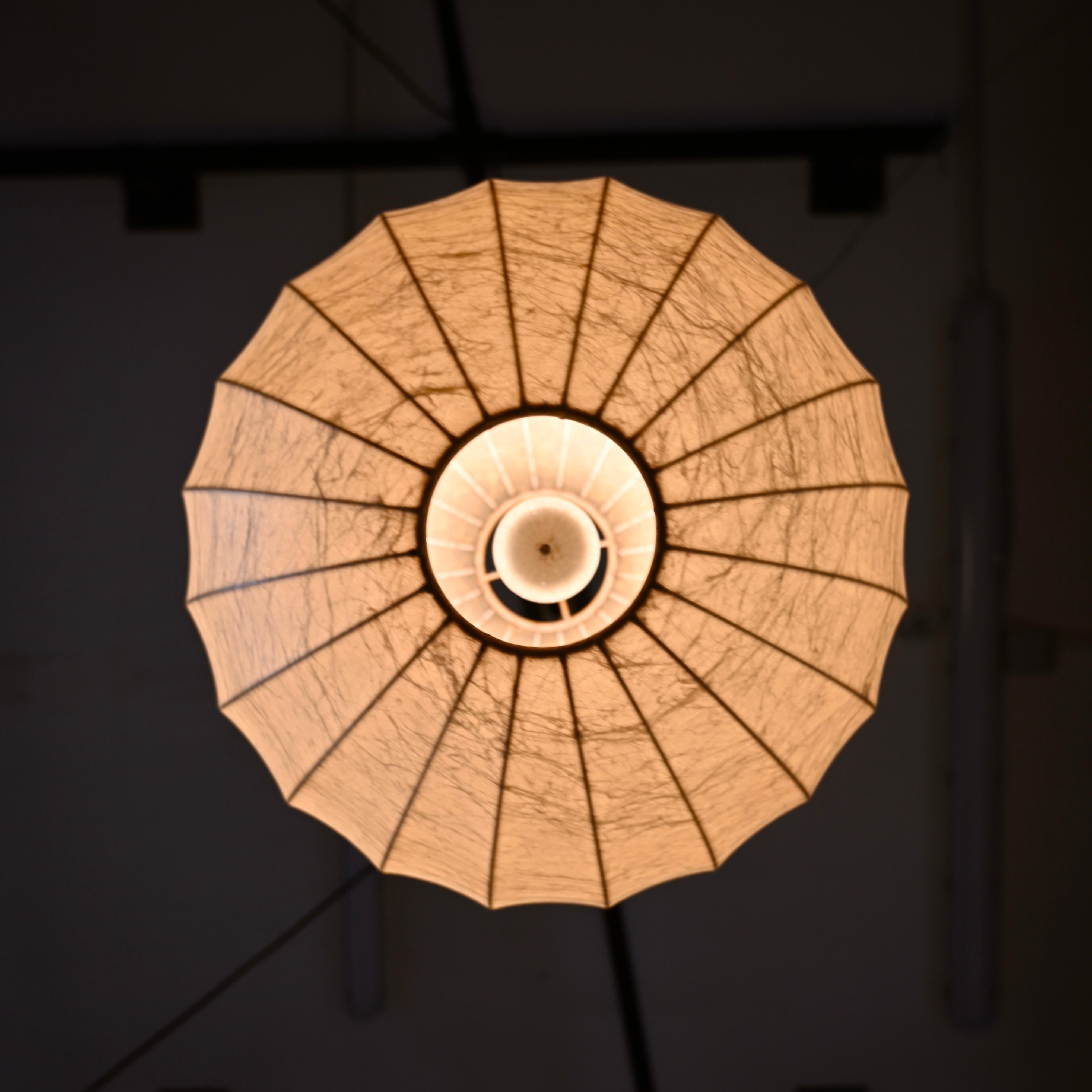Lampada a sospensione Losange Cocoon beige del Medioevo di Castiglioni, Italia 1960 in vendita 3