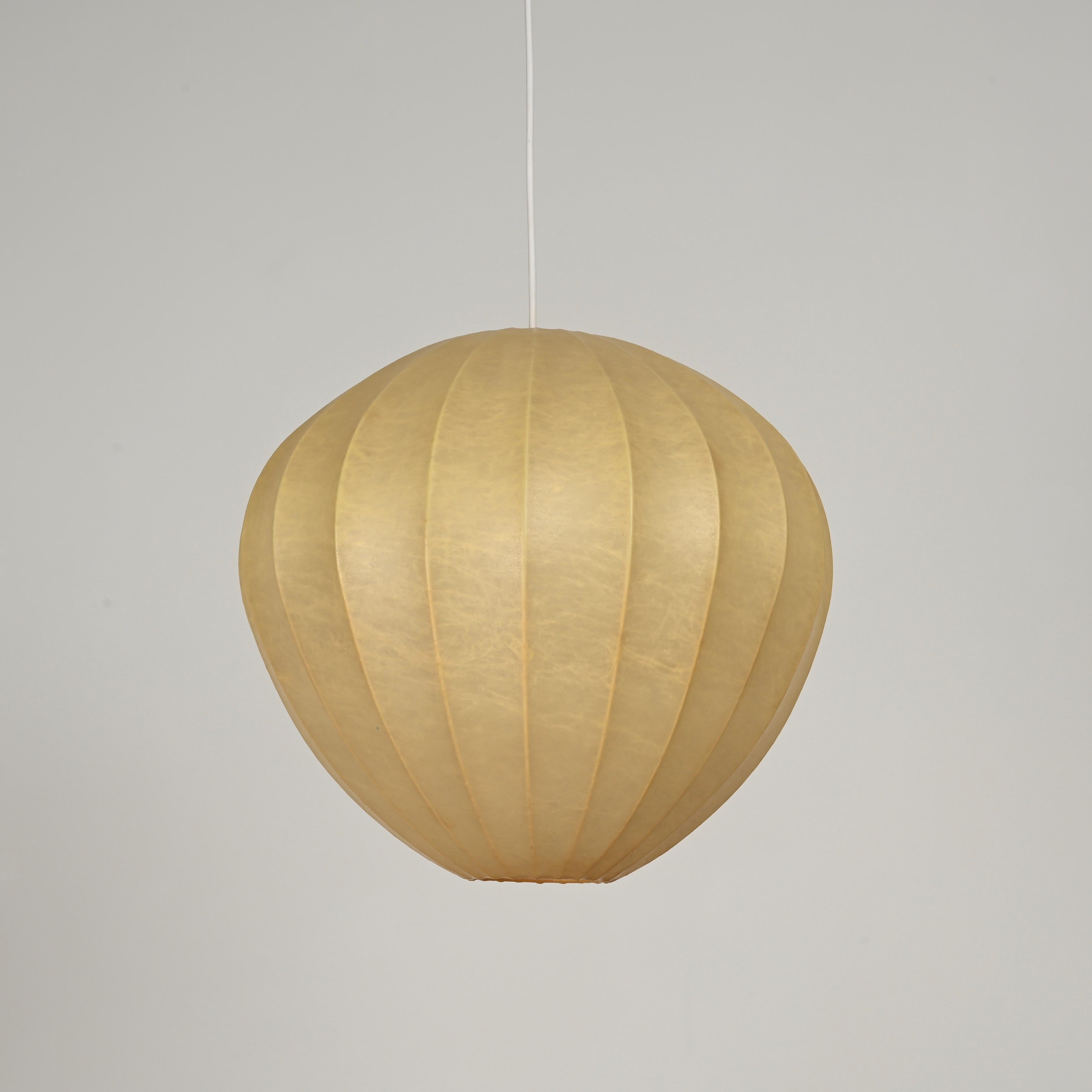 Lampada a sospensione Losange Cocoon beige del Medioevo di Castiglioni, Italia 1960 in vendita 4