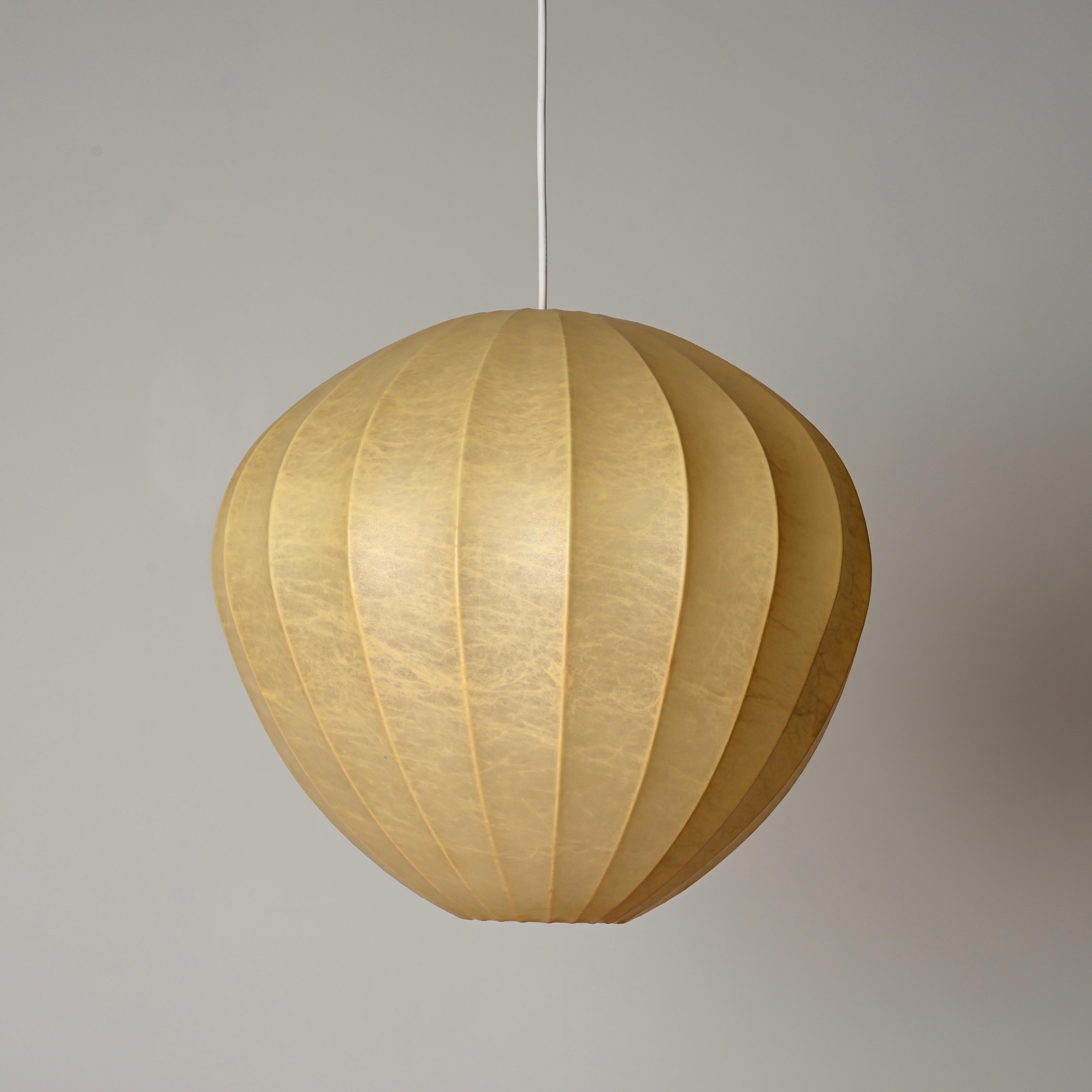 Lampada a sospensione Losange Cocoon beige del Medioevo di Castiglioni, Italia 1960 in vendita 5