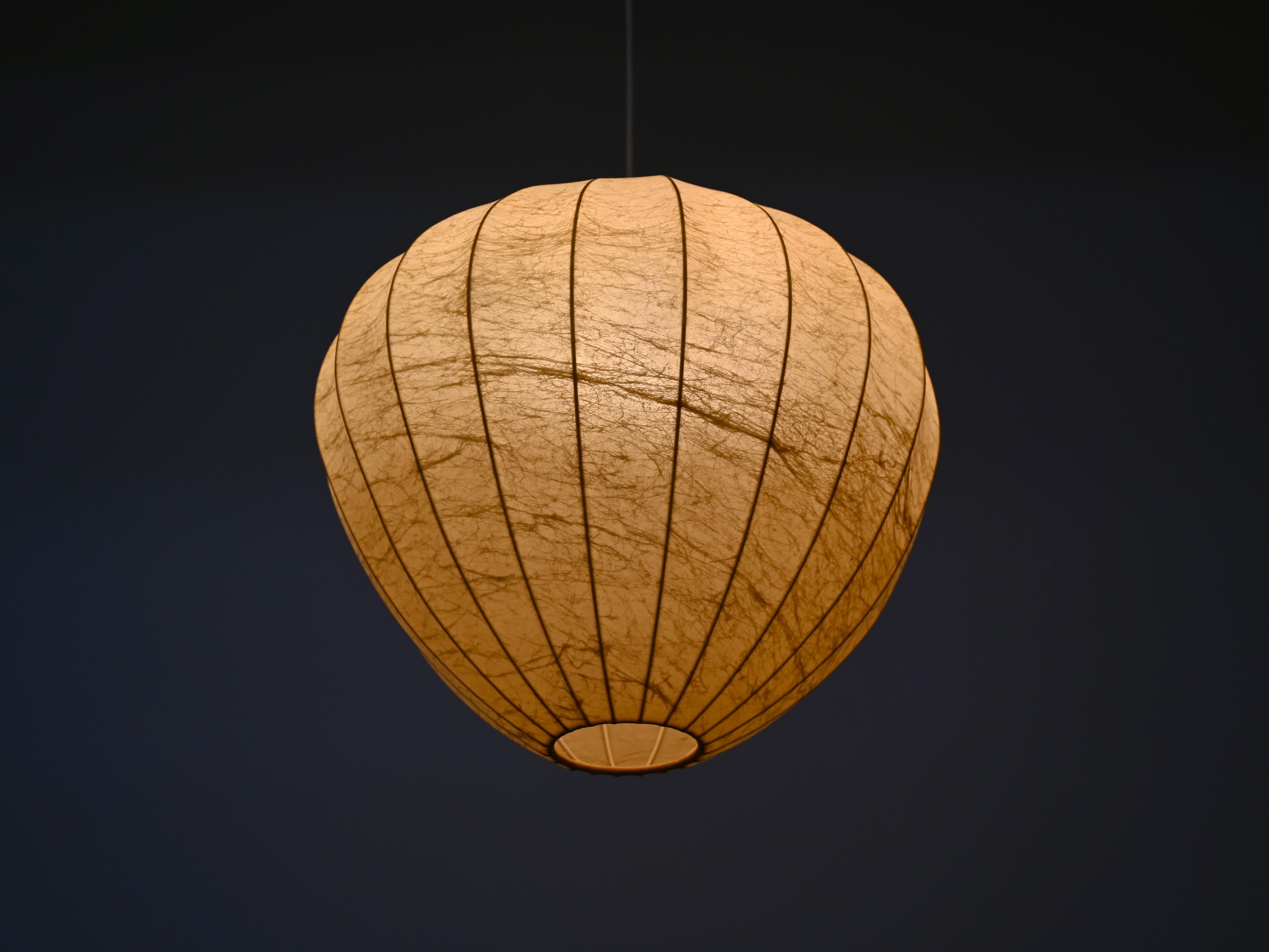 Lampada a sospensione Losange Cocoon beige del Medioevo di Castiglioni, Italia 1960 in vendita 6