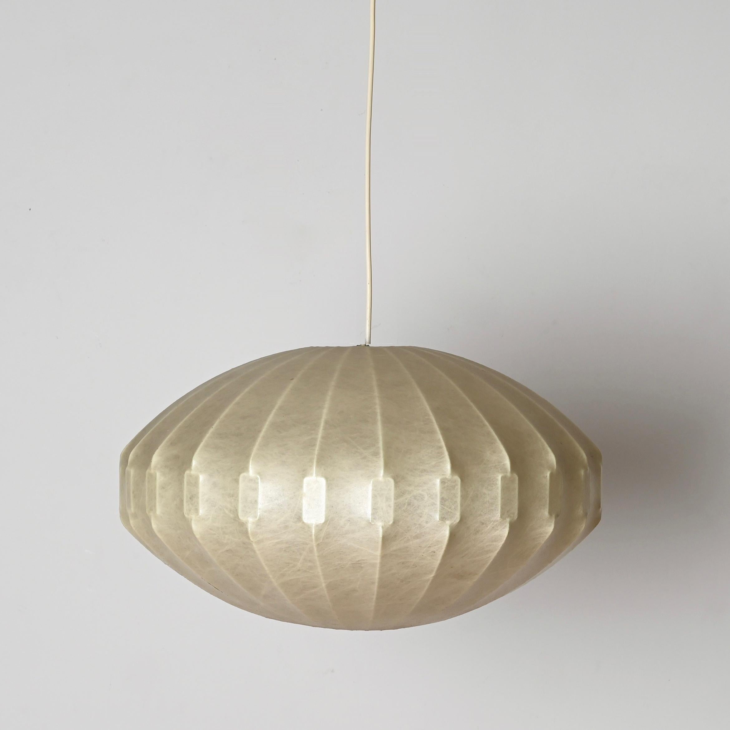 Spectacular mid-century losange shaped cocoon pendant designed by Achille Castiglioni in Italy in the 1960s. 

In amazing condition with no rips or stains. This marvelous and incredibly rare pendant has a losange shaped shade in natural soft resin