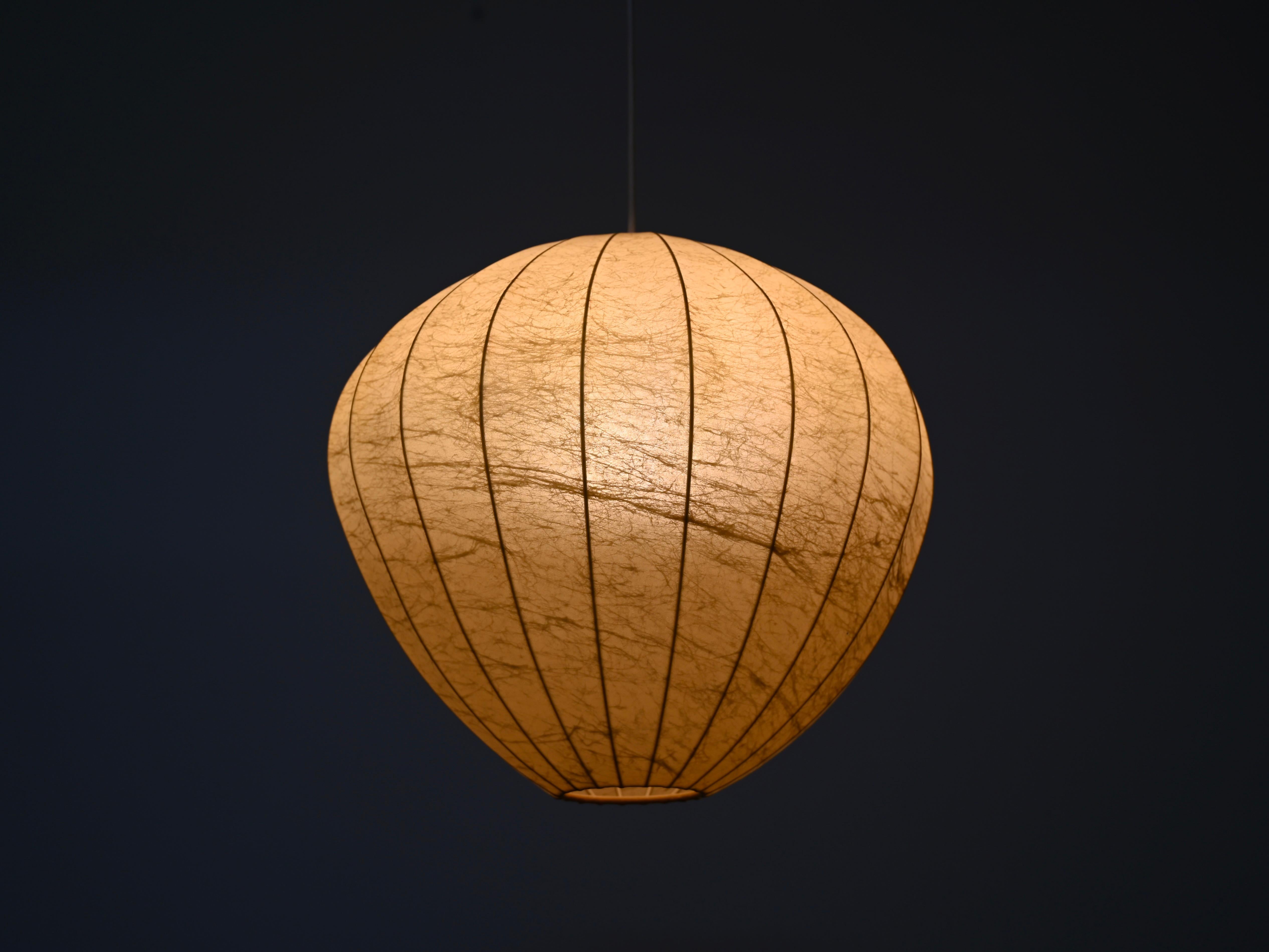 Lampada a sospensione Losange Cocoon beige del Medioevo di Castiglioni, Italia 1960 in vendita 7