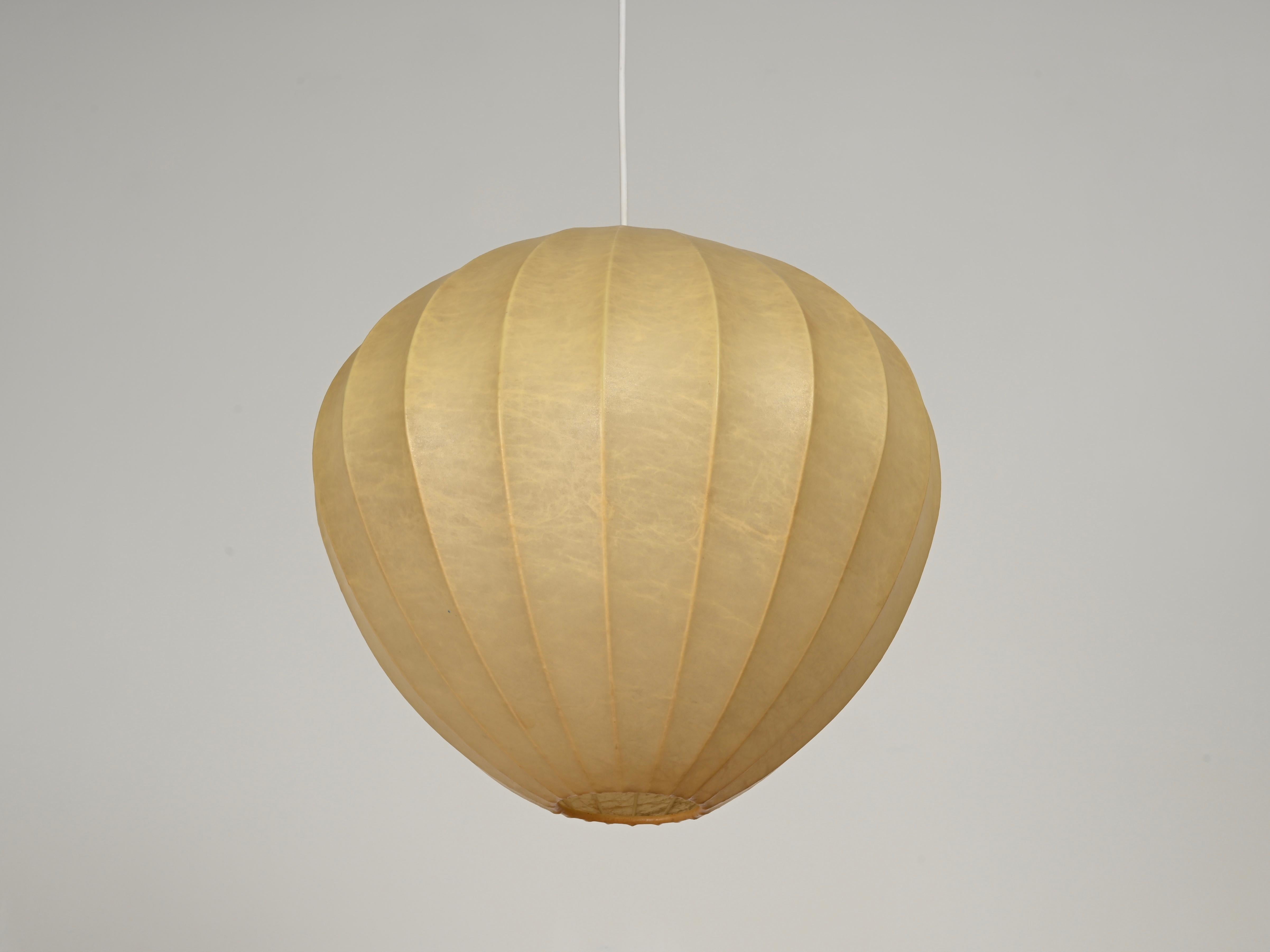 Lampada a sospensione Losange Cocoon beige del Medioevo di Castiglioni, Italia 1960 in vendita 8