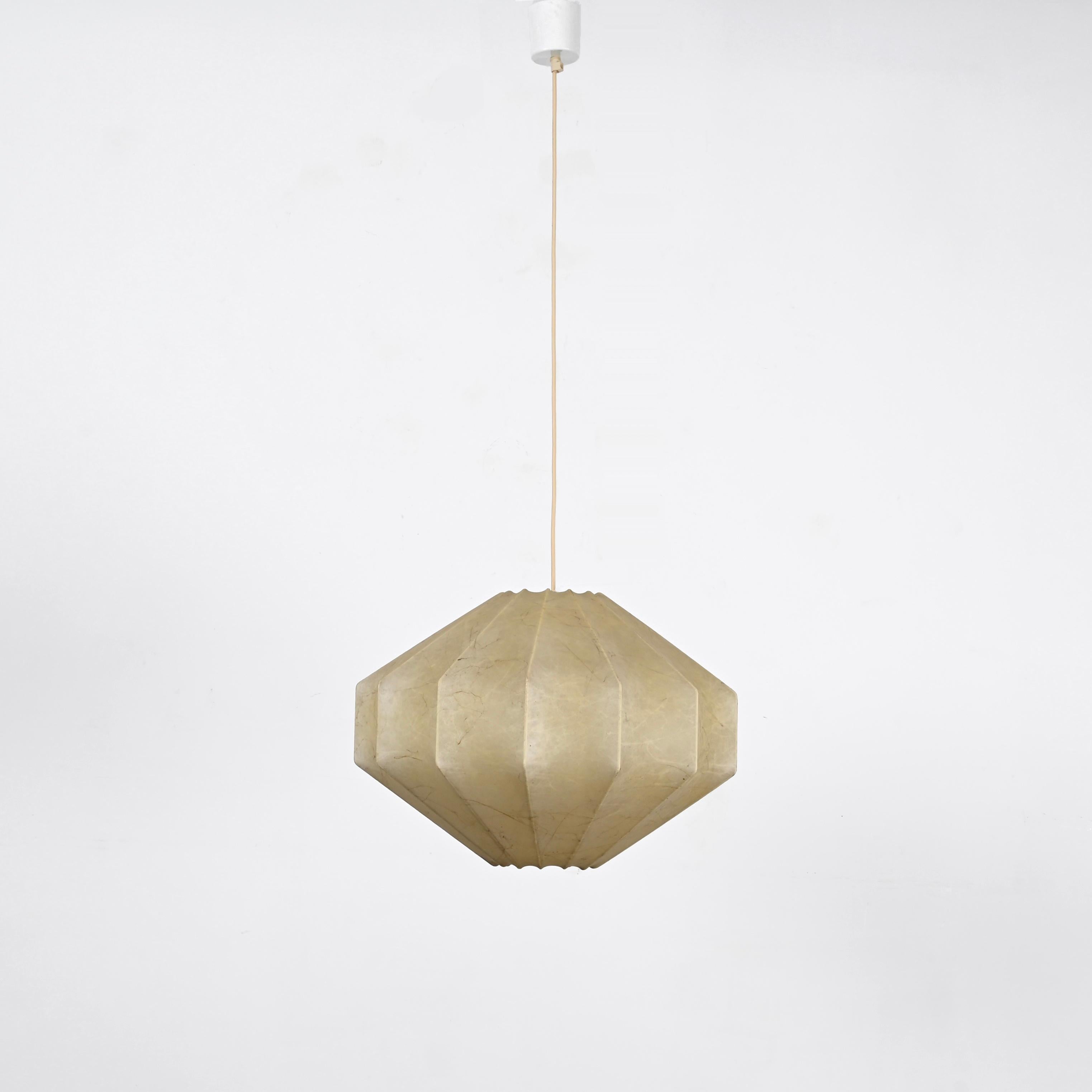 Stunning fully original mid-century losange cocoon pendant designed by Achille Castiglioni in Italy in the 1960s. 

This marvellous cocoon features a losange-shaped shade in natural soft resin with a fantastic vintage beige color, the metal