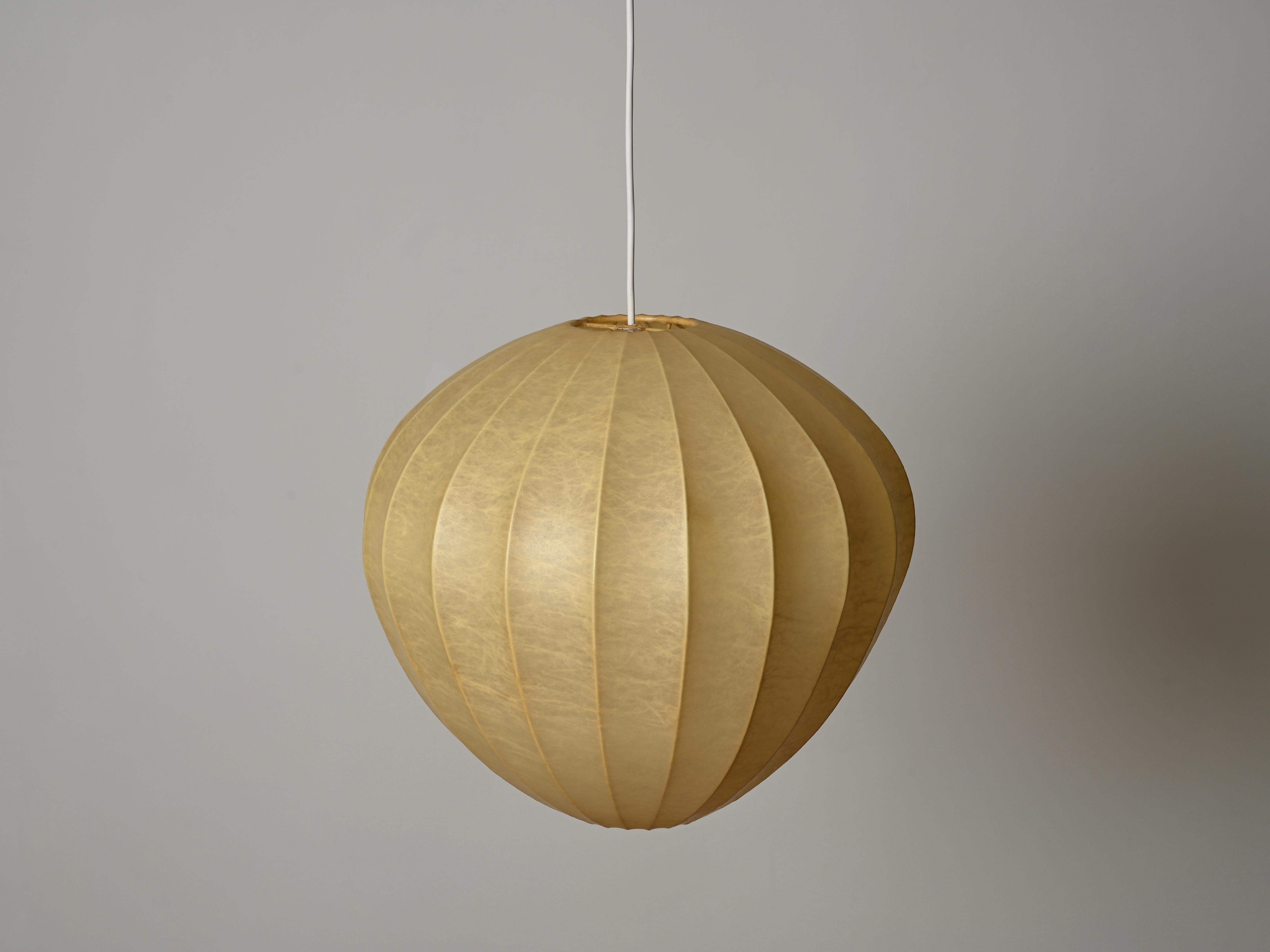 Mid-Century moderno Lampada a sospensione Losange Cocoon beige del Medioevo di Castiglioni, Italia 1960 in vendita