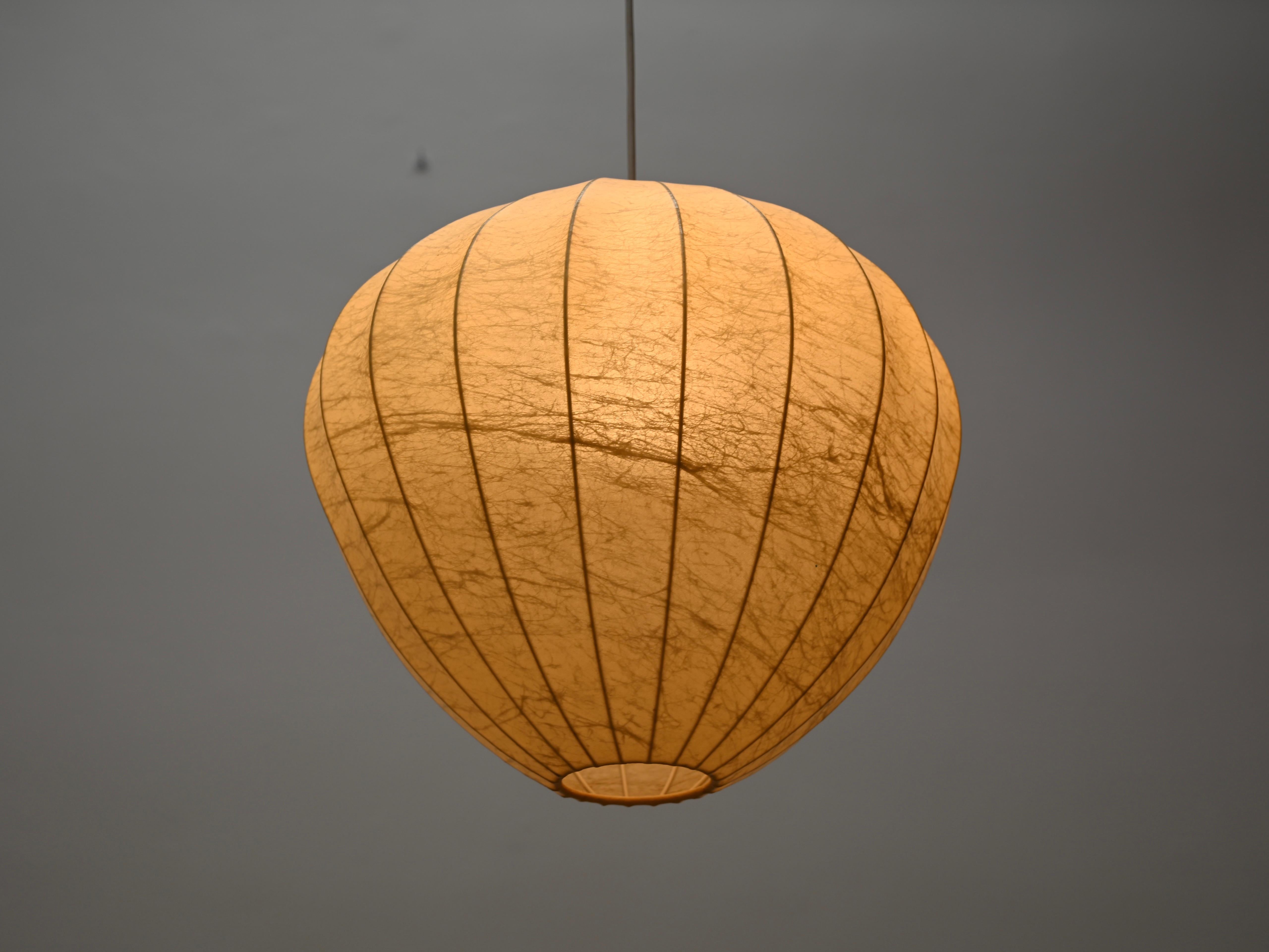 Italiano Lampada a sospensione Losange Cocoon beige del Medioevo di Castiglioni, Italia 1960 in vendita