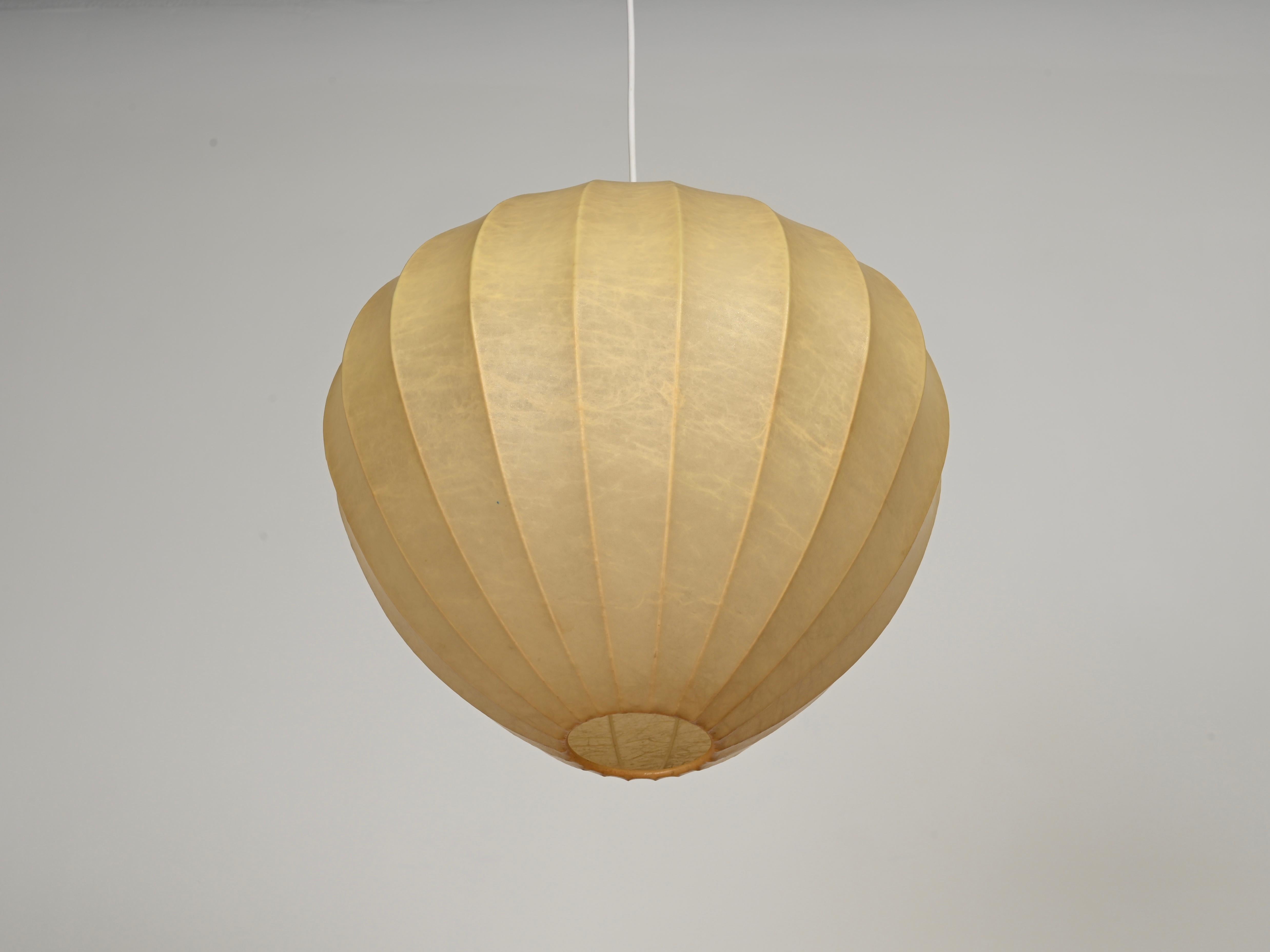 Lampada a sospensione Losange Cocoon beige del Medioevo di Castiglioni, Italia 1960 In condizioni buone in vendita a Roma, IT