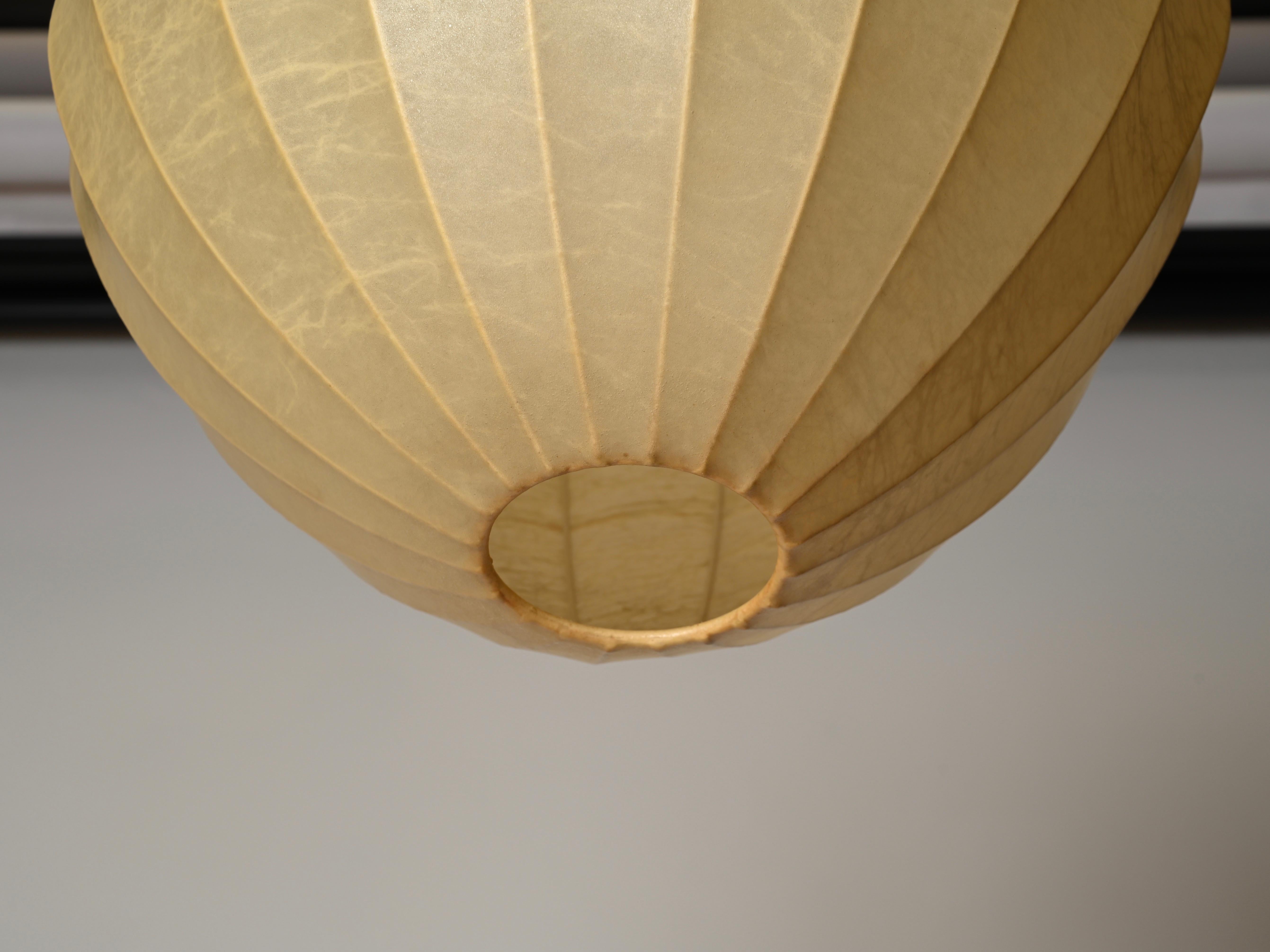 Metà XX secolo Lampada a sospensione Losange Cocoon beige del Medioevo di Castiglioni, Italia 1960 in vendita