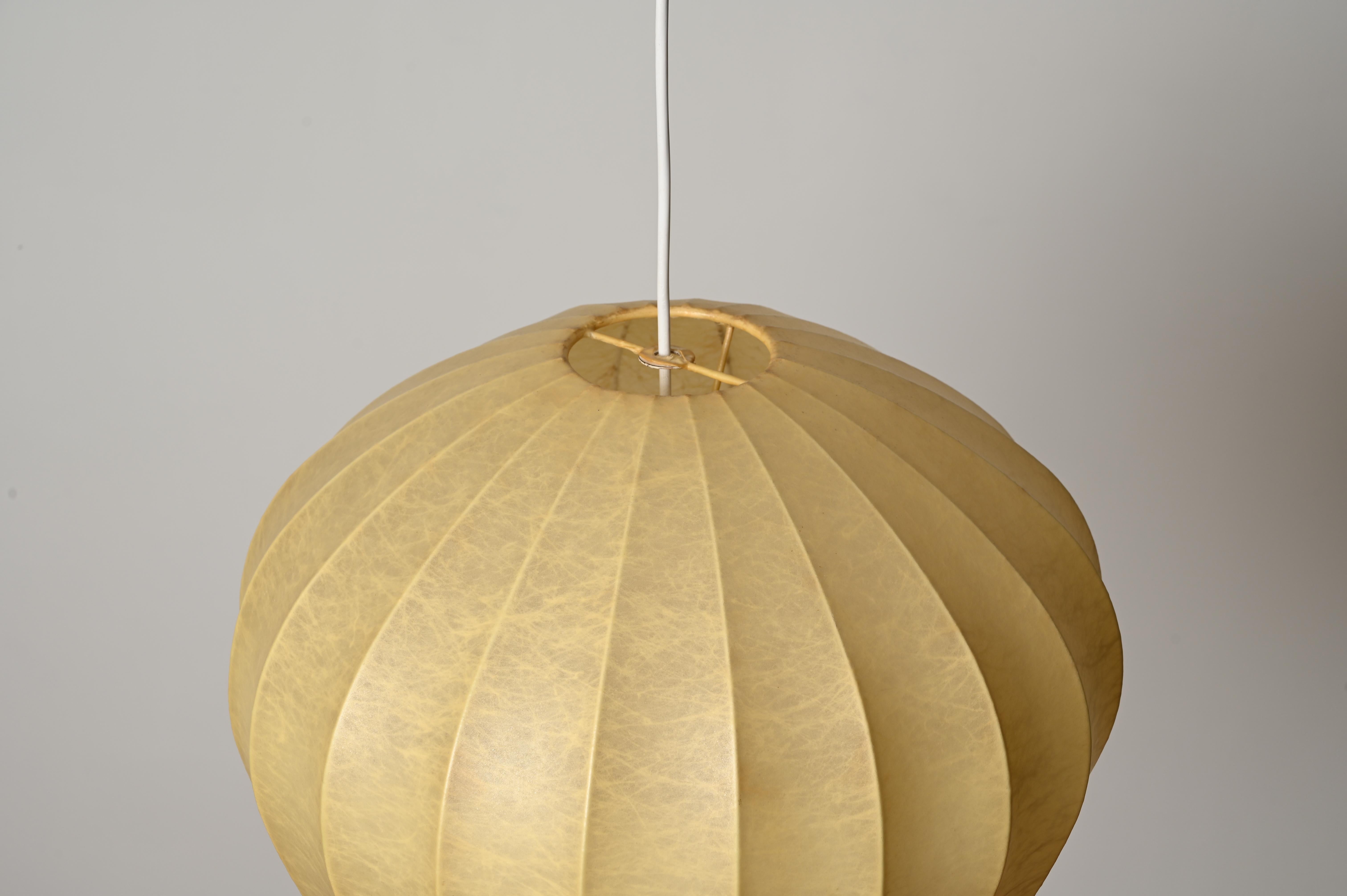 Acciaio Lampada a sospensione Losange Cocoon beige del Medioevo di Castiglioni, Italia 1960 in vendita