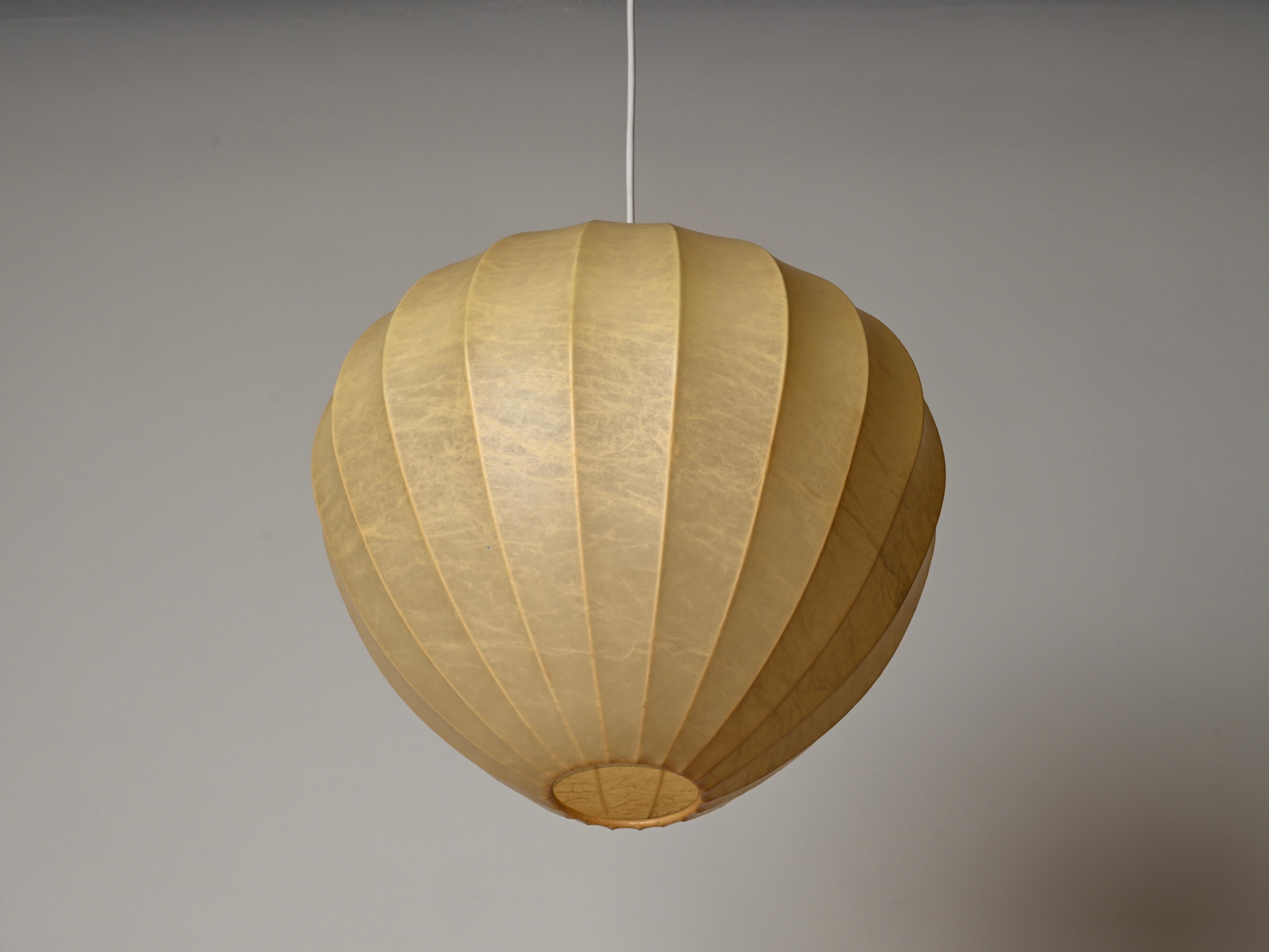 Lampada a sospensione Losange Cocoon beige del Medioevo di Castiglioni, Italia 1960 in vendita 1