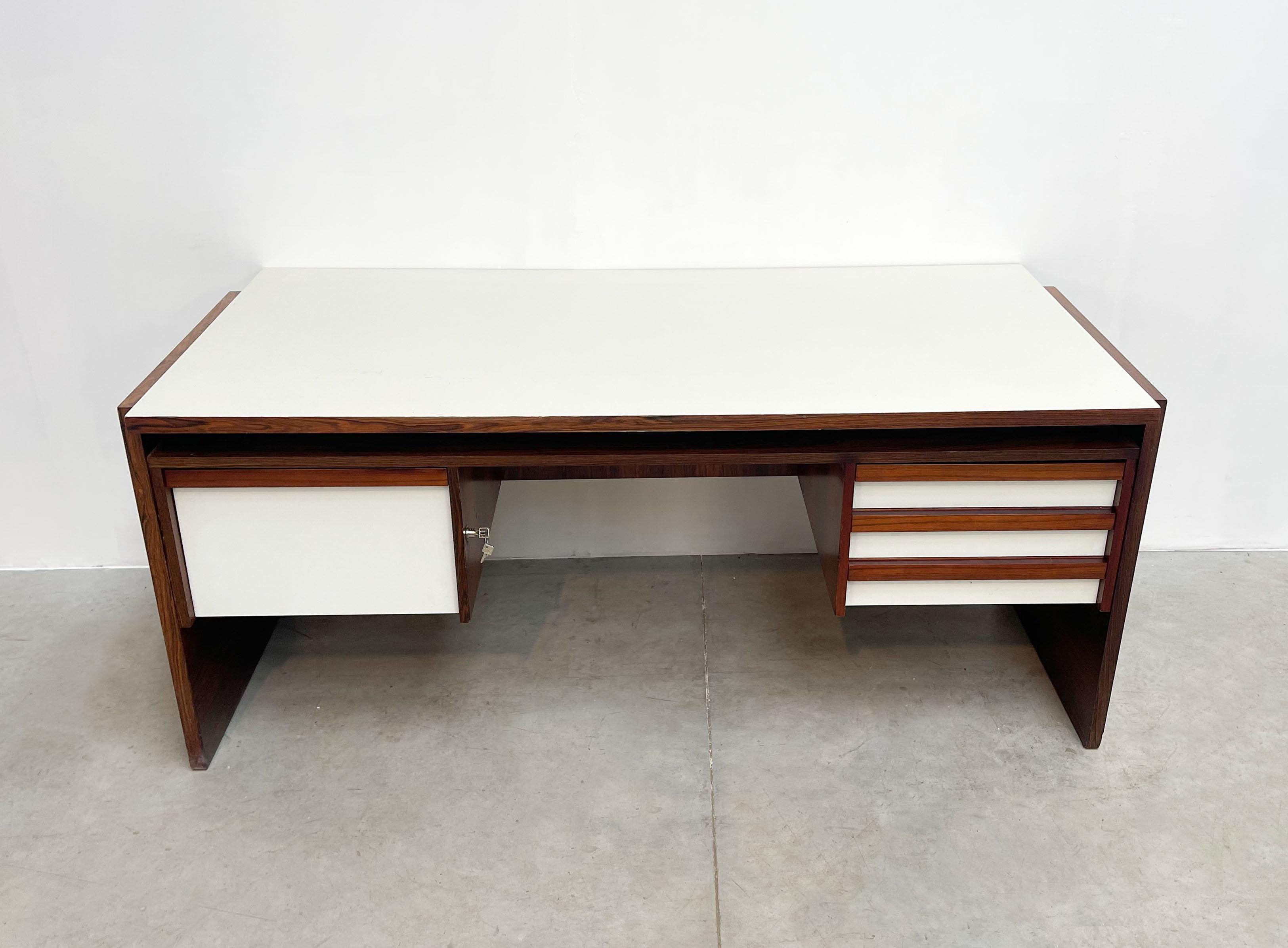 1970's Belgian desk
Beautiful Belgian desk with very nice veneer. The desk is unknown to us but was sold by the first owners as Oswald Vermaercke. The owners knew Vermaercke personally, they told us that this was made in his workshop. But this