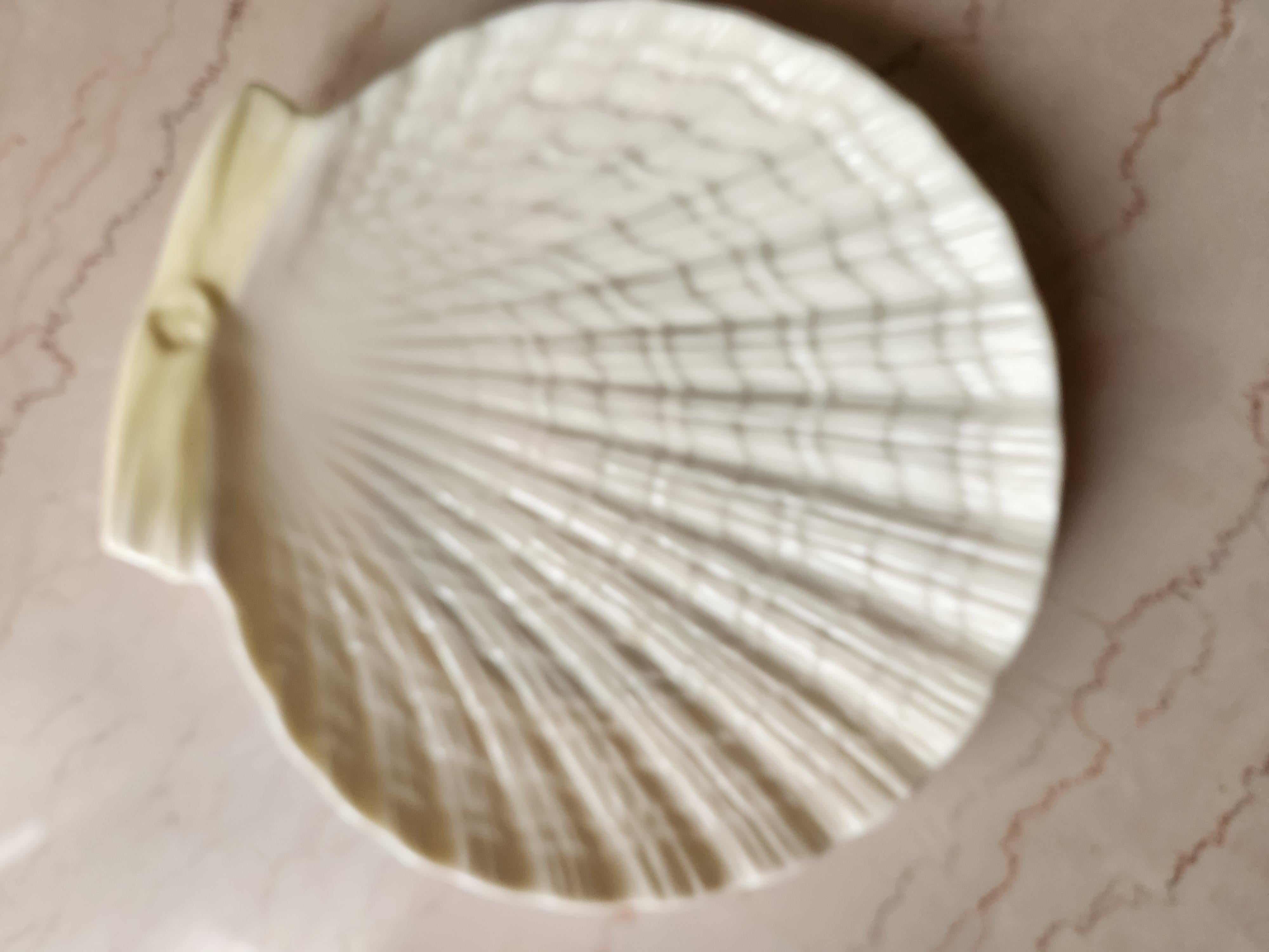 Midcentury Belleek Fine Irish China Porcelain Shell Serving Plate In Good Condition For Sale In Chula Vista, CA