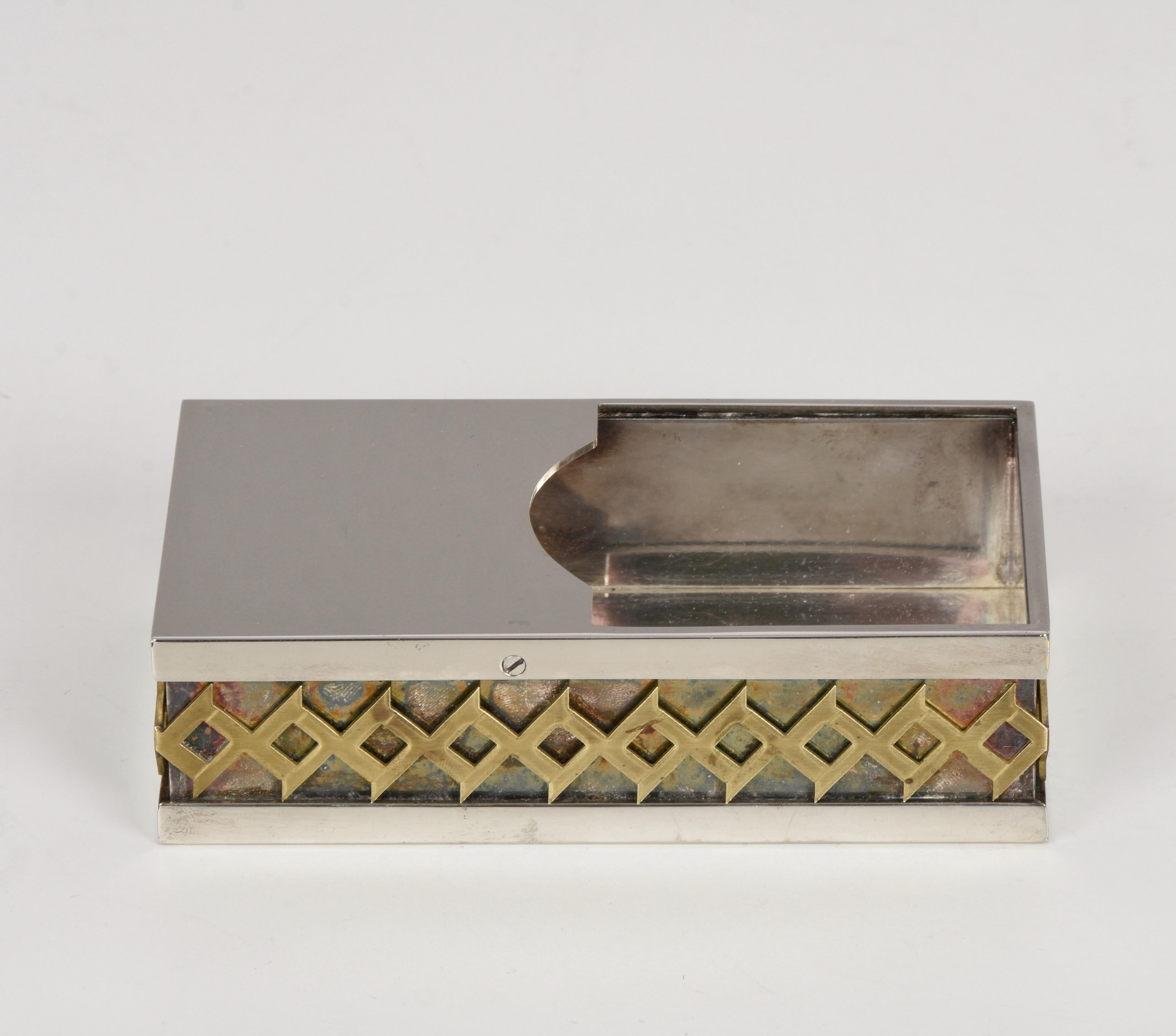 Elegant box midcentury silver plate decorative box. Cette magnifique pièce a été conçue en Italie dans les années 1970 par Benaglia pour Cleto Munari.

La combinaison magistrale de la plaque d'argent et du laiton doré, associée à des lignes
