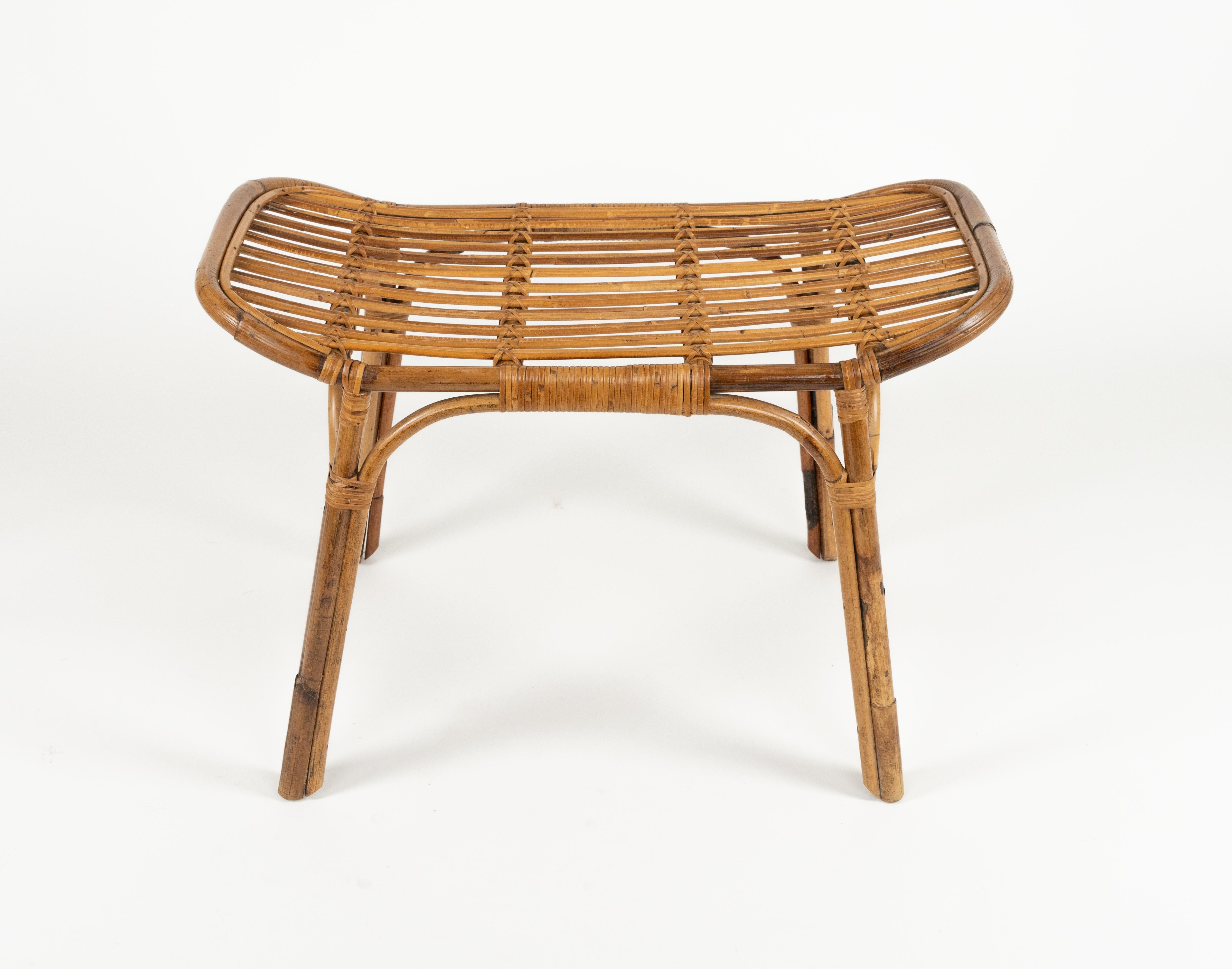 Midcentury beautiful bench or side table in rattan and bamboo in the style of Tito Agnoli.

Made in Italy in the 1960s.