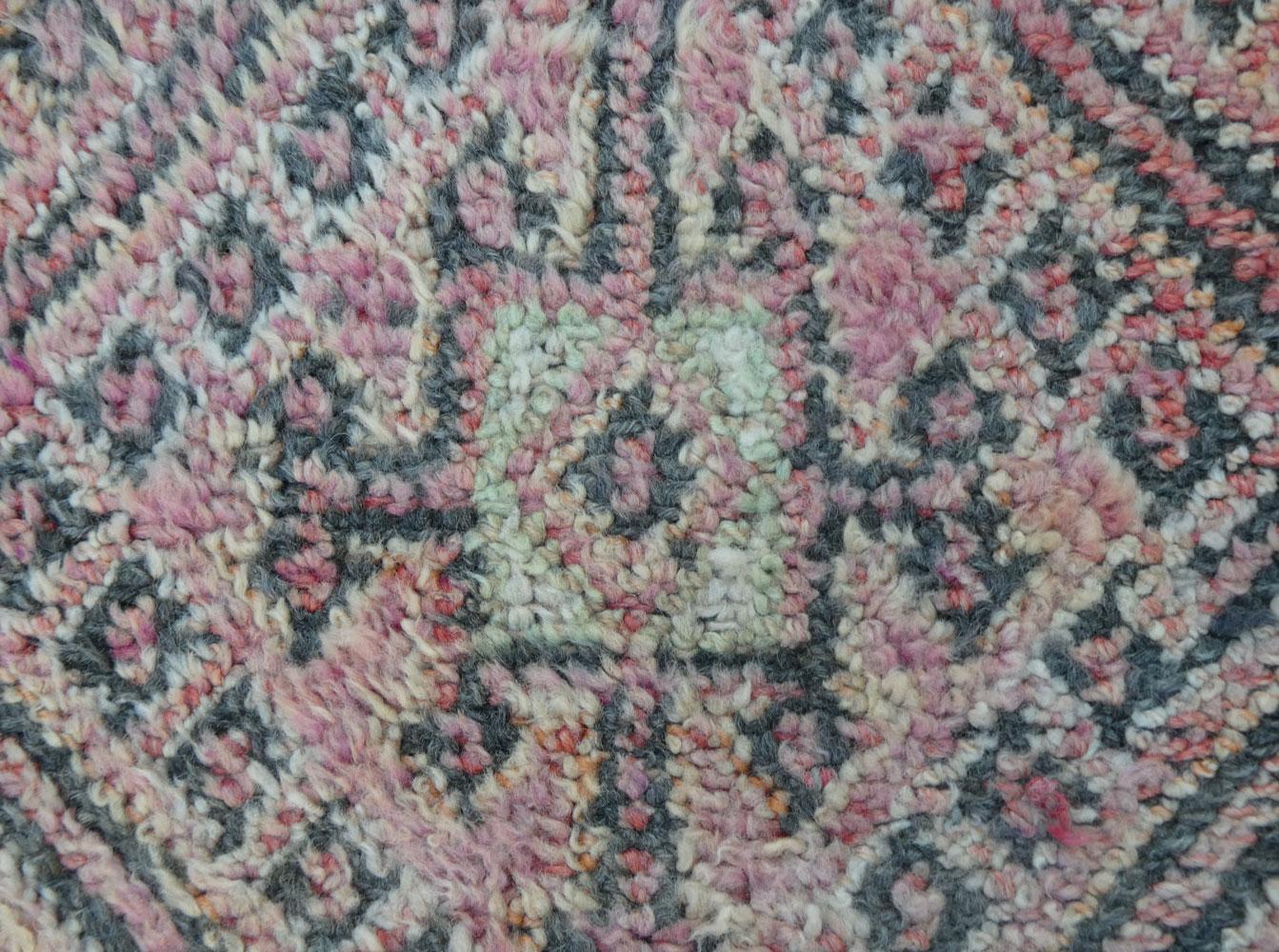 Tappeto Beni Mguild marocchino della metà del secolo scorso, tessuto a mano con un complesso motivo di ombre con sfumature di lavanda, grigio, paprika e albicocca. Eccellenti condizioni vintage. Pile basso.
Prende il nome dalla città di Boujad,