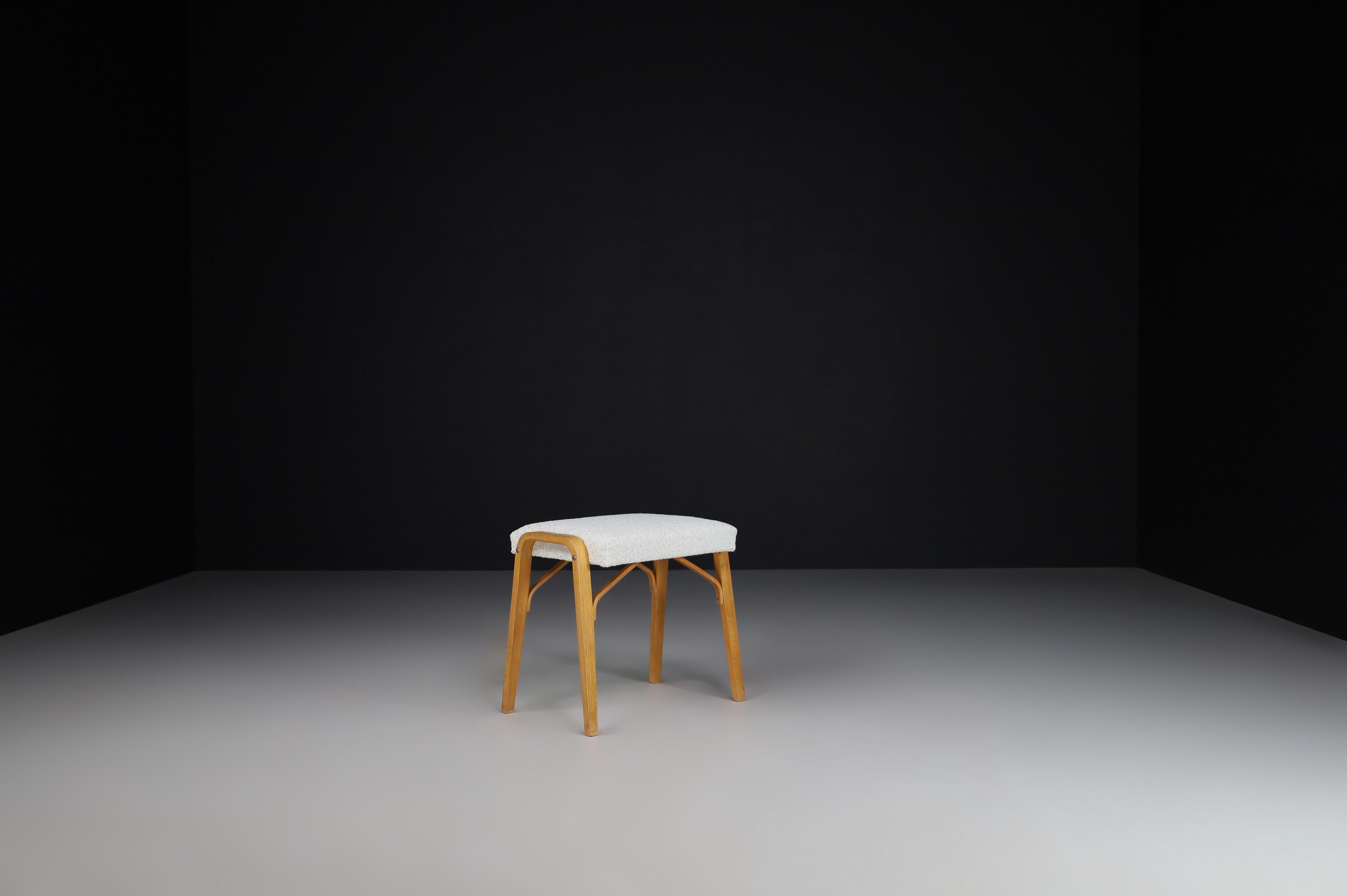 XX secolo Sgabelli in legno curvato del Medioevo con tessuto New Bouclé di Ludvik Volak 1960 in vendita