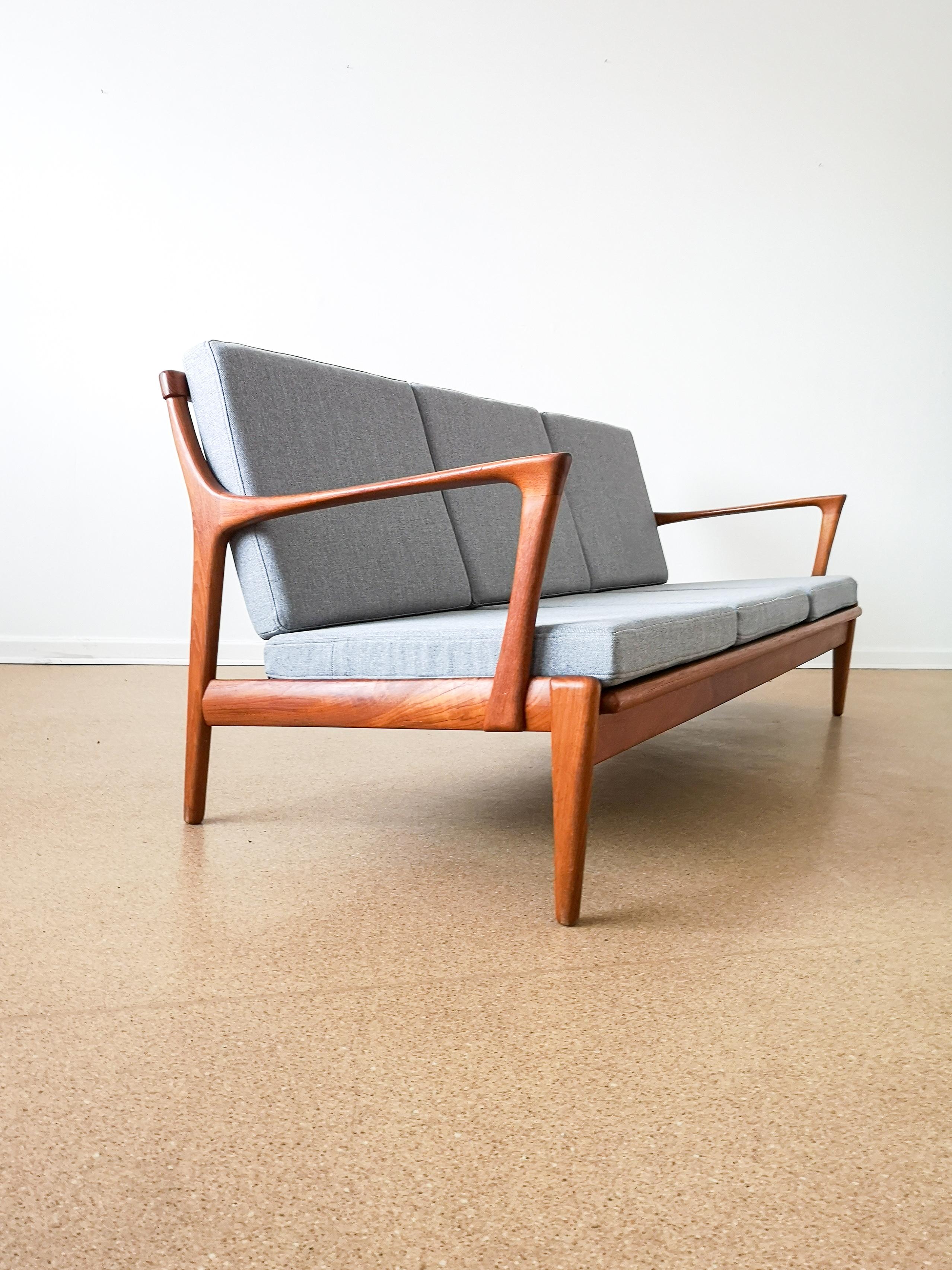 Sofa model Kuba designed by Bertil Fridhagen. Produced by Bröderna Andersson in Sweden. The way the teak is curved gives this sofa an exclusive vintage look. The sofa has been reupholstered and gives nearly a new excellent condition.
New fabric