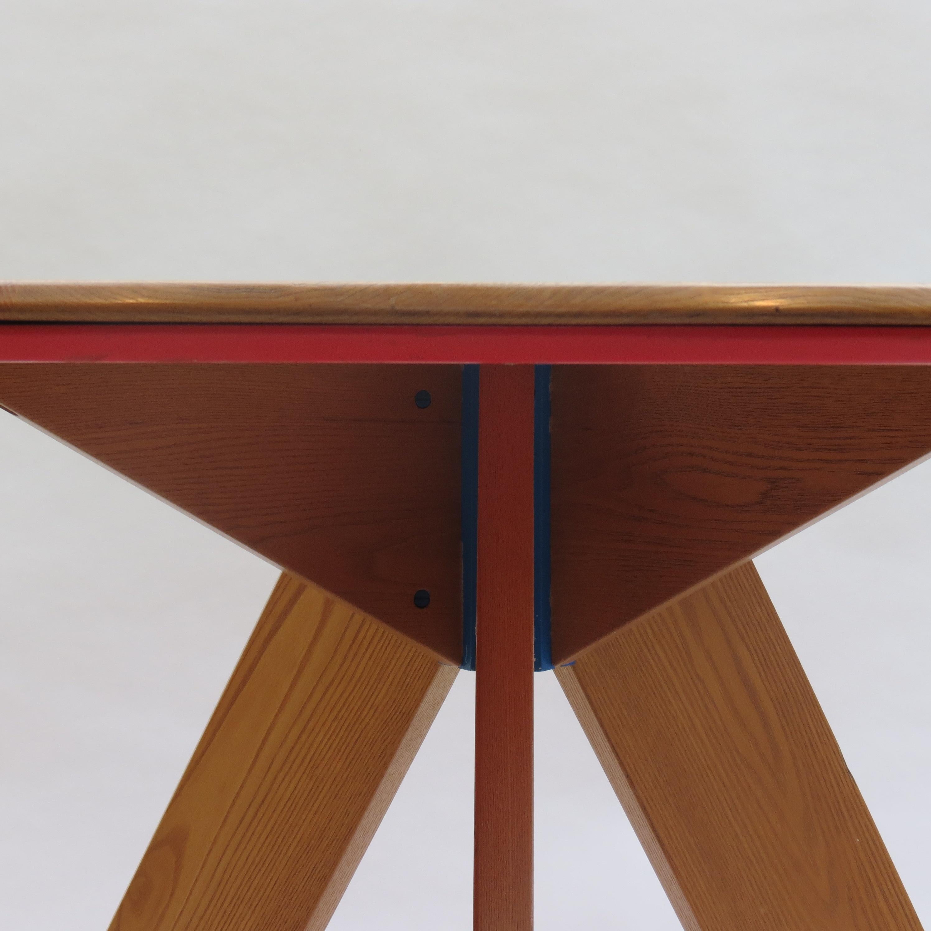 English Midcentury Bespoke Circular Ash Dining Table by David Field 1980s with Red Blue