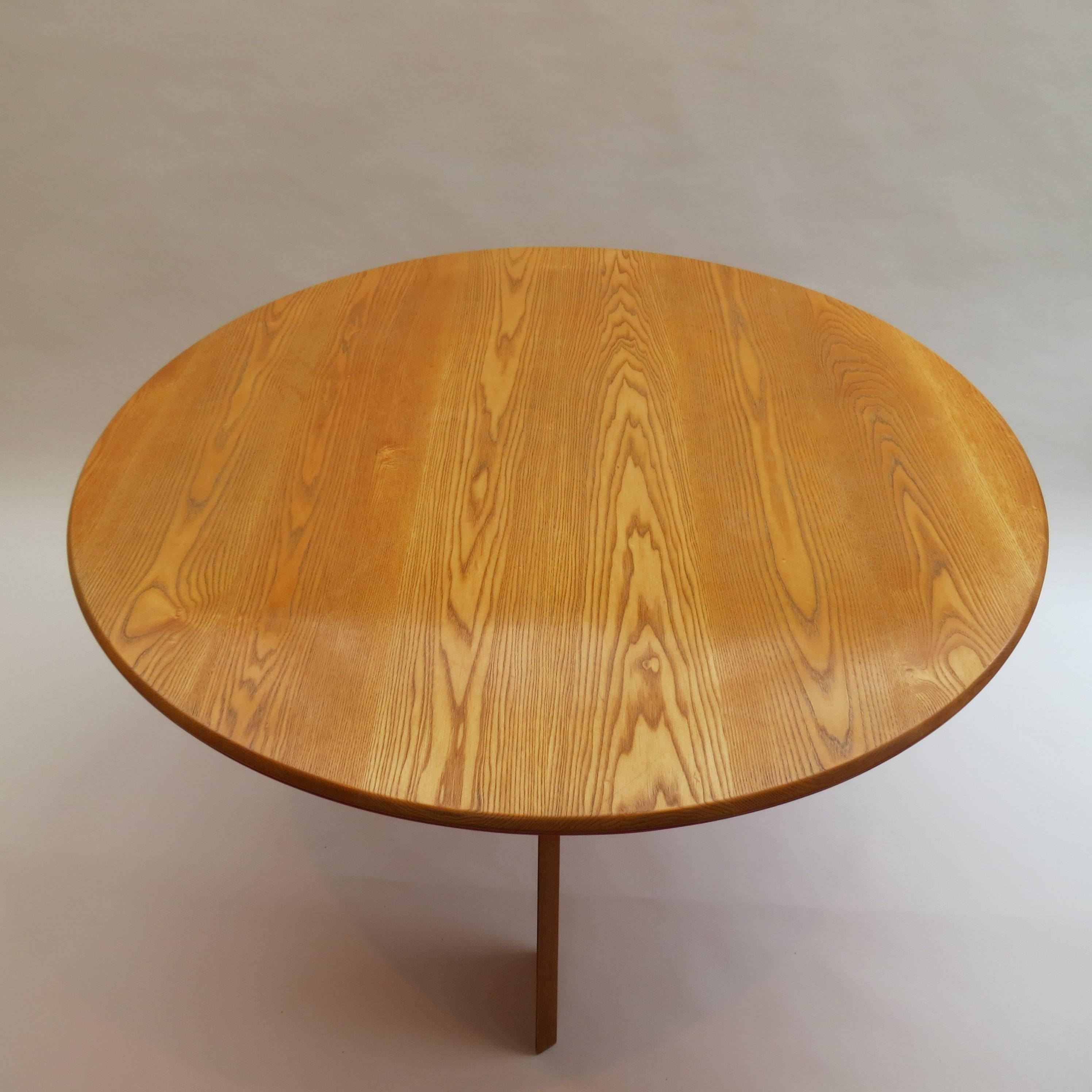 20th Century Midcentury Bespoke Circular Ash Dining Table by David Field 1980s with Red Blue