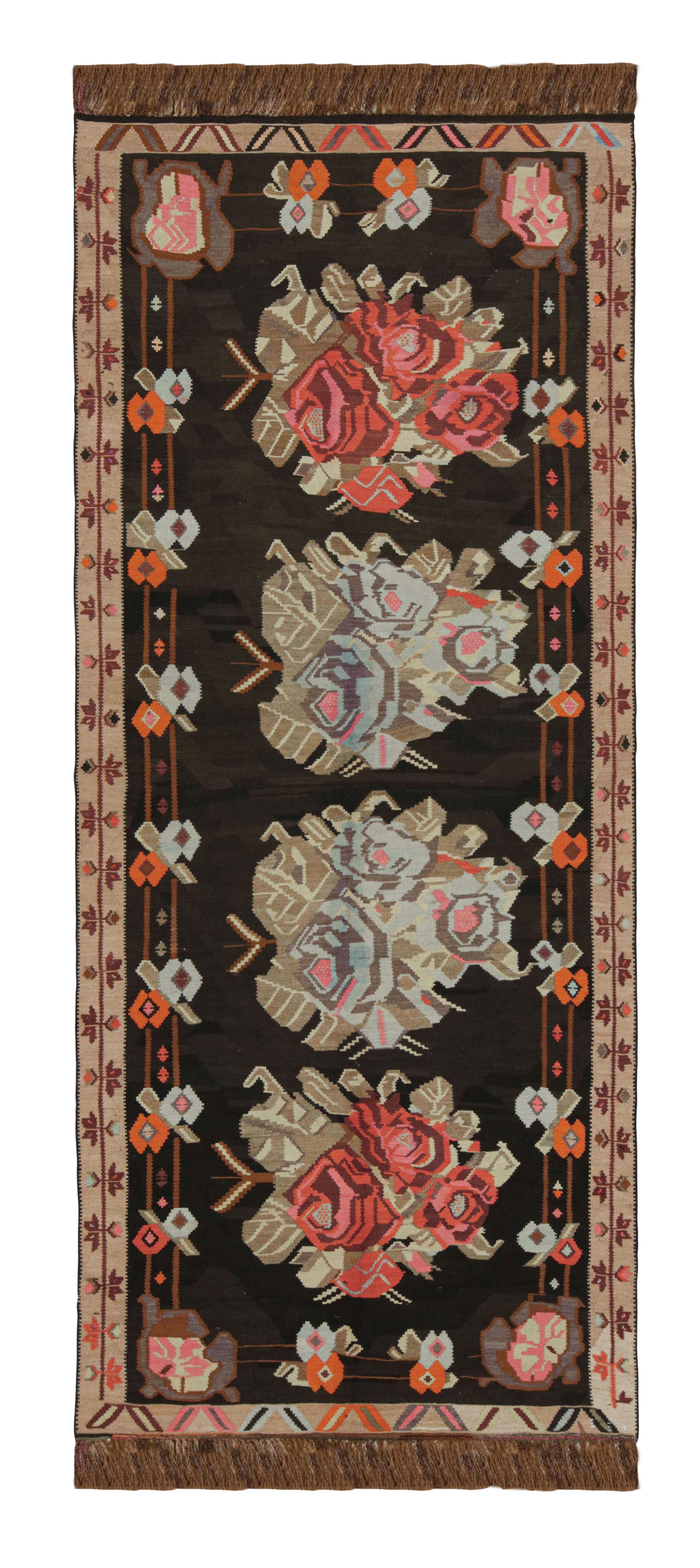 Bessarabischer Kilim Schwarz Beige Rot Floral Türkischer Teppich aus der Mitte des Jahrhunderts von Rug & Kilim im Angebot