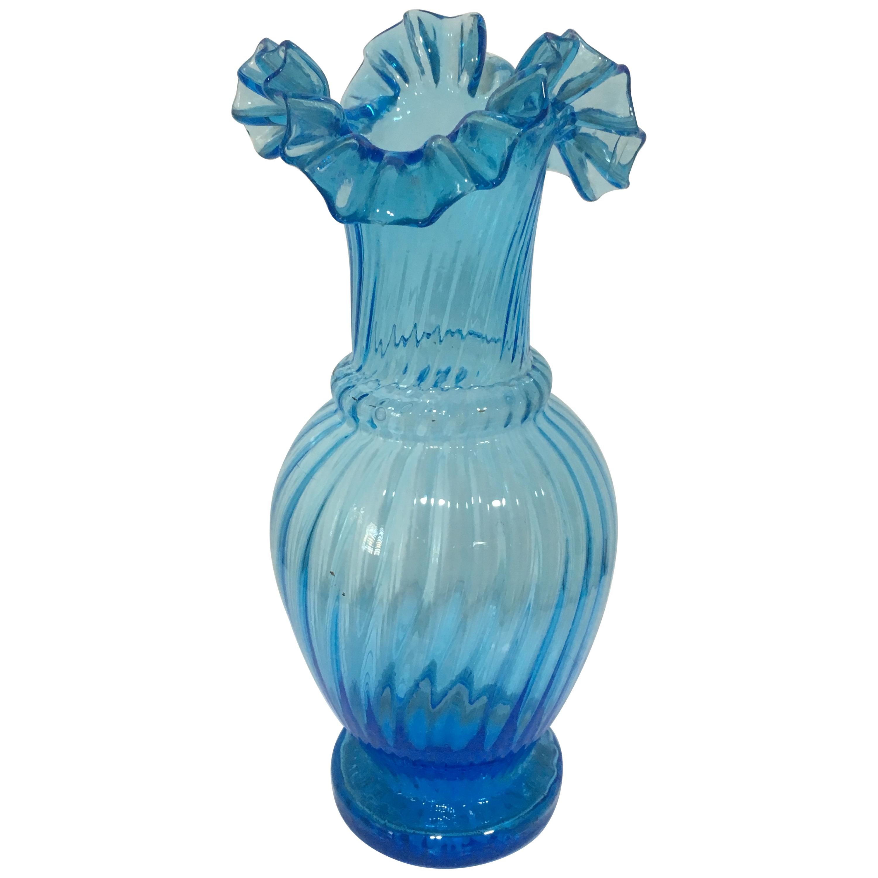 Vase en verre bleu clair de style Biedermeier du milieu du siècle dernier