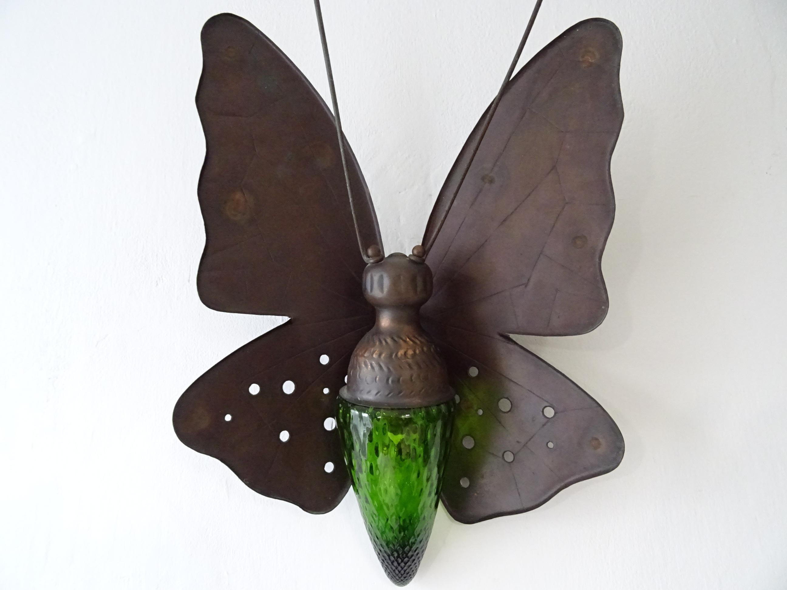 Mid-Century Big Italian Rare Butterfly Detailed Green Glass Body Sconce In Good Condition For Sale In Firenze, Toscana