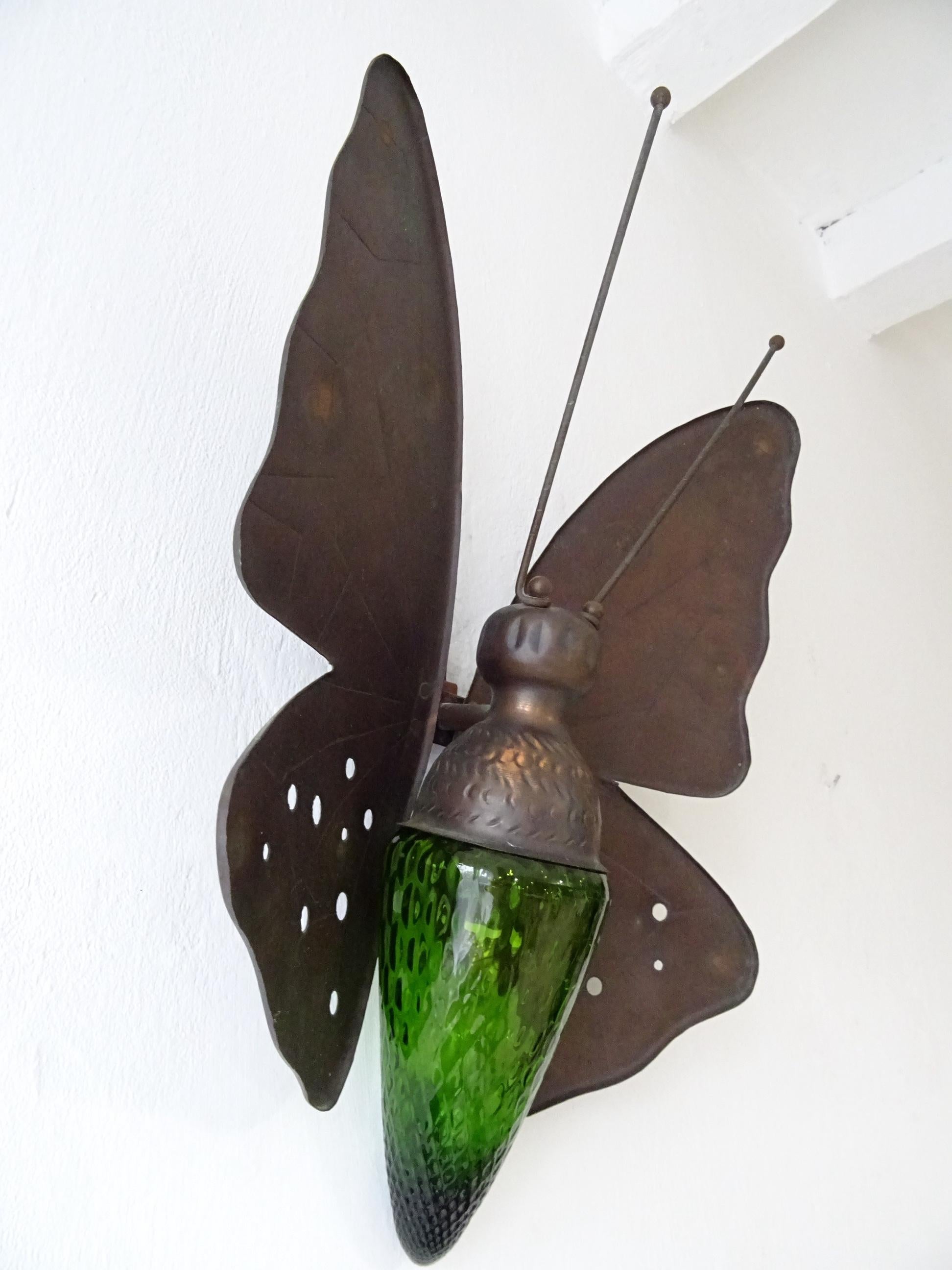 Mid-Century Big Italian Rare Butterfly Detailed Green Glass Body Sconce For Sale 3