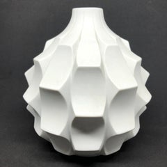 Vaso a carciofo in bisquit del Medioevo di Heinrich Fuchs per Hutschenreuther, anni '60