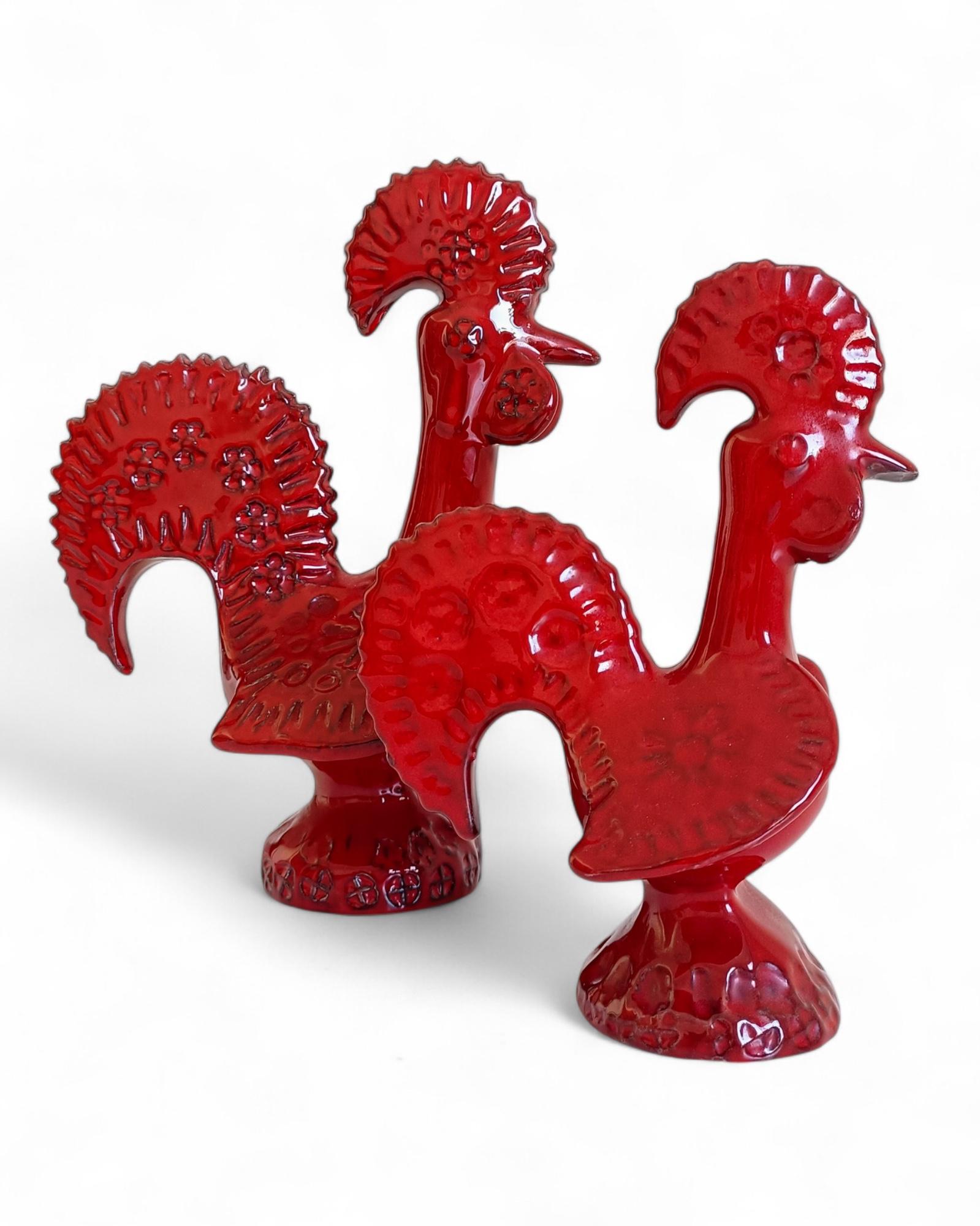 Metà XX secolo Coppia di galli in ceramica smaltata rossa del Medioevo di Bitossi Aldo Londi, Italia, anni '60 in vendita