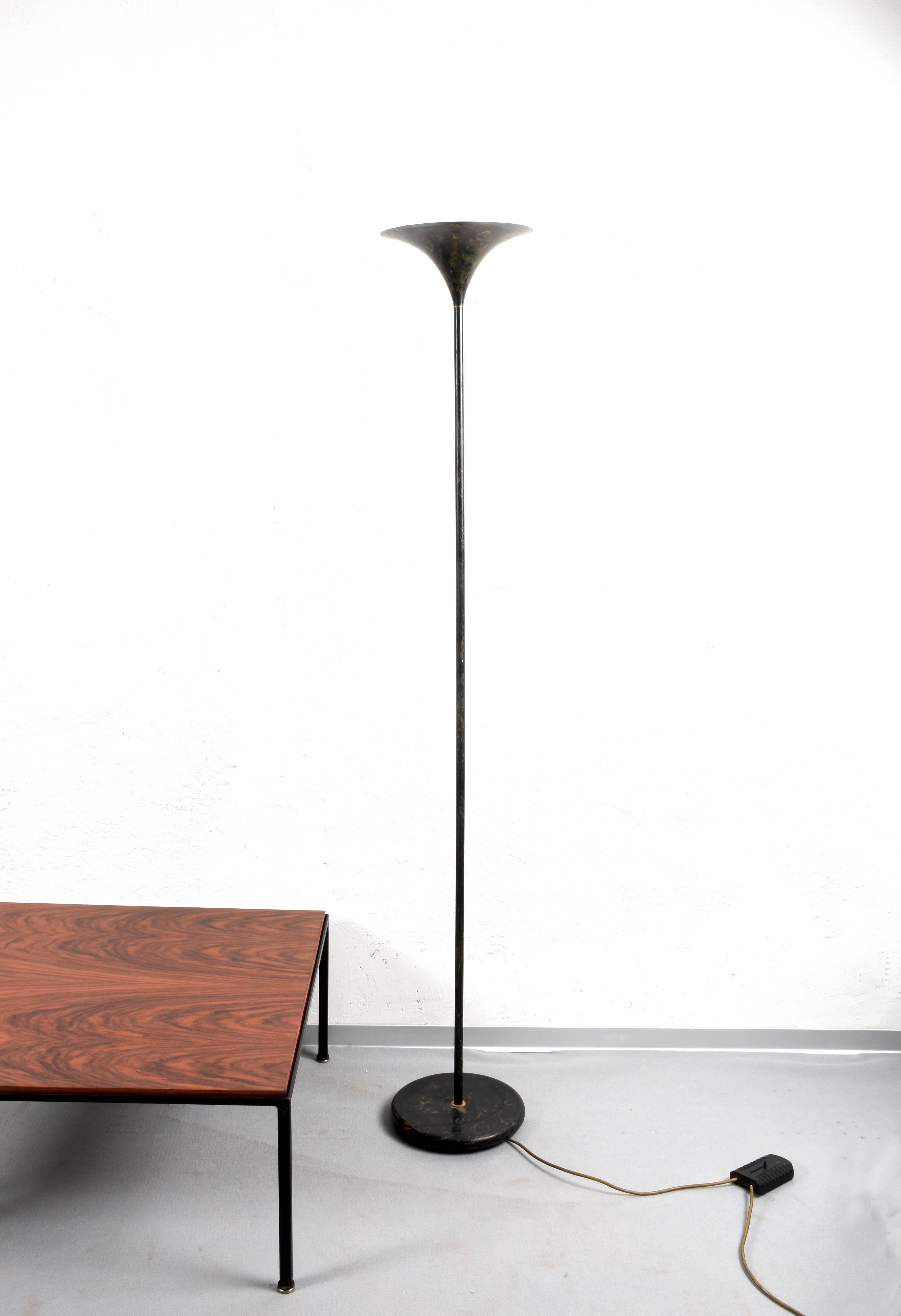 Amazing midcentury black aluminium tulip-shaped floor lamp with gold finishes. This fantastic piece was produced in Italy during the 1970s.

This wonderful item was produced by mixing aluminium and gold with a typical midcentury pattern, with a