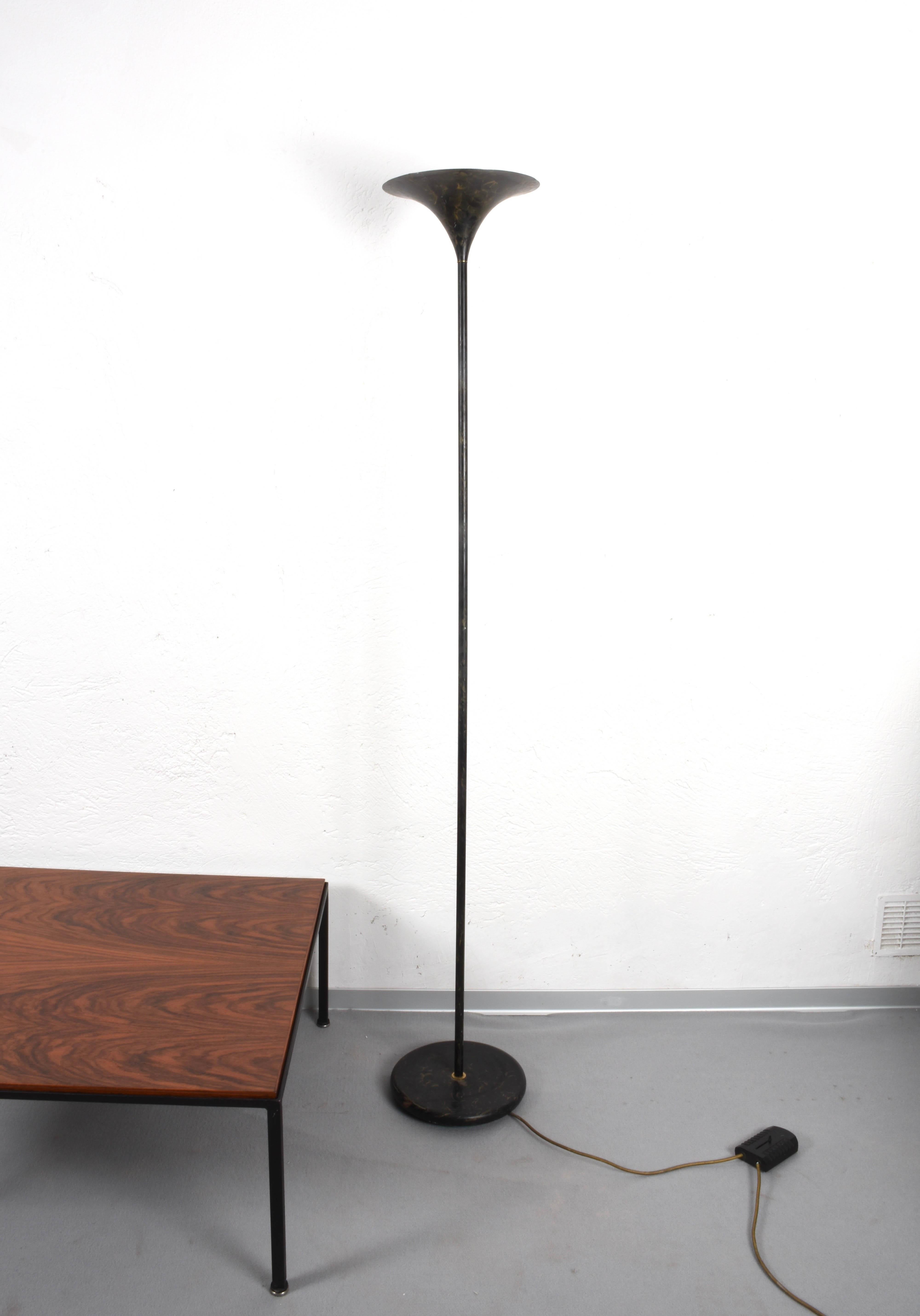 Midcentury Black Aluminum Tulip Italian Floor Lamp with Gold Finishes, 1970s In Fair Condition For Sale In Roma, IT