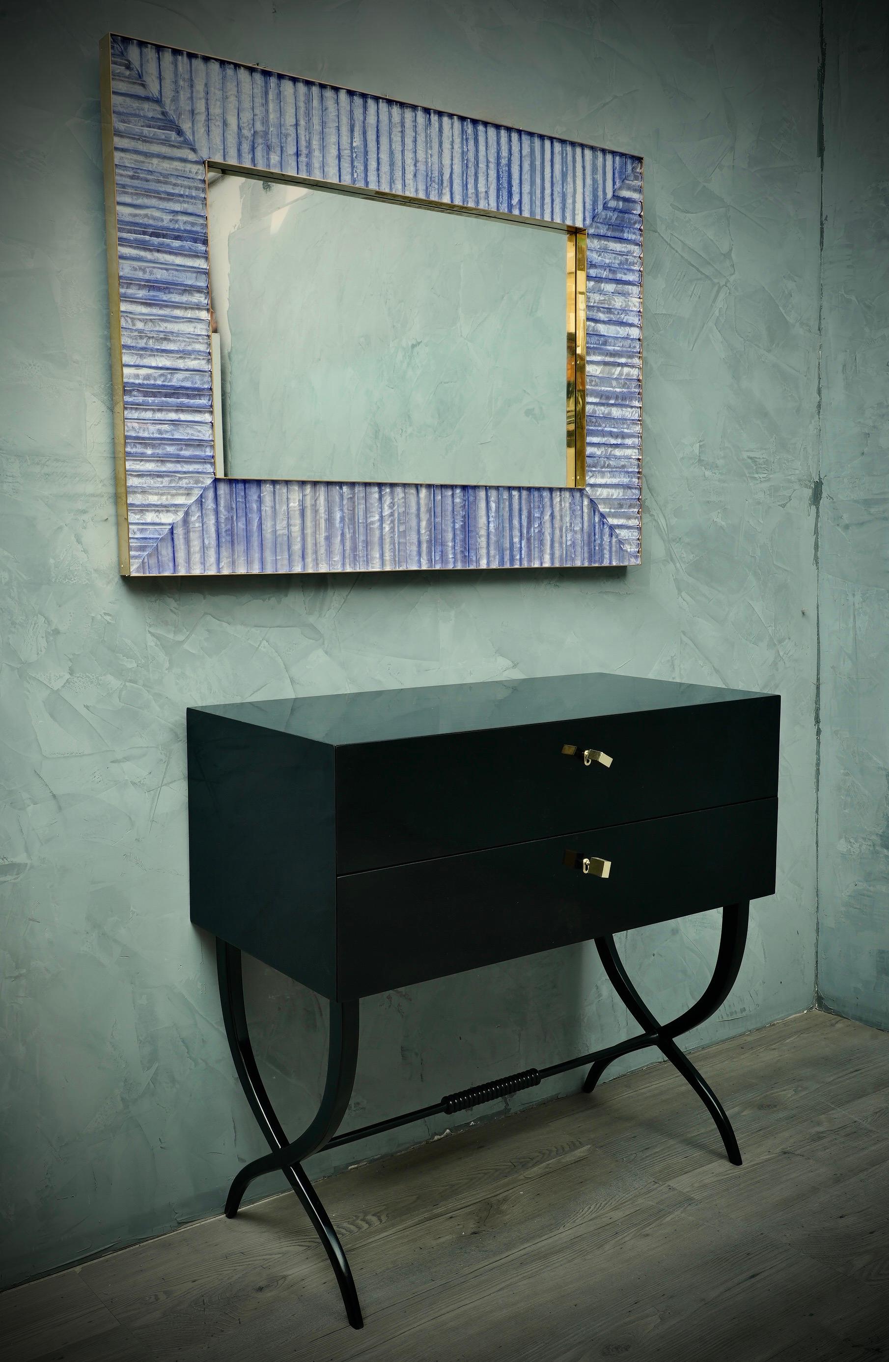 Beautiful design, dresser completely lacquered in black shellac, enhancing the shape of the leg. Beautiful workmanship, and perfect interior finishes.

The chest of drawers is composed of an upper body, with two drawers that can be opened using two