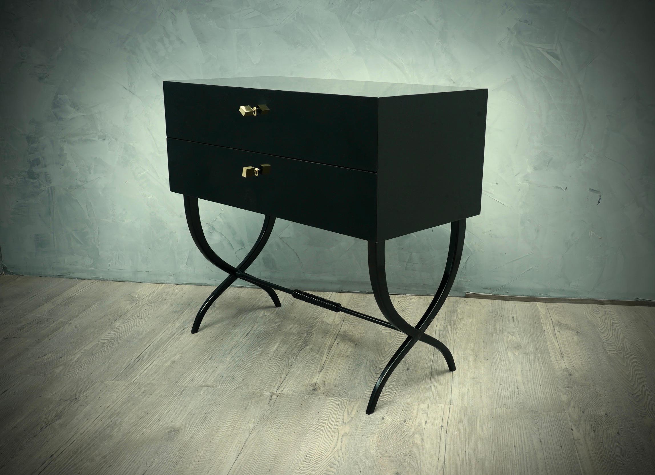 Ottone Commodes e cassettiere Keys in ottone e nero del Medioevo, 1970 in vendita