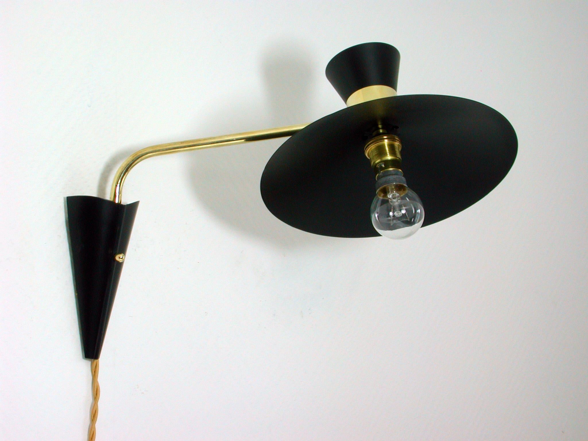 Midcentury Black and Brass Pierre Guariche Style Articulating Wall Light Sconce In Good Condition In NUEMBRECHT, NRW