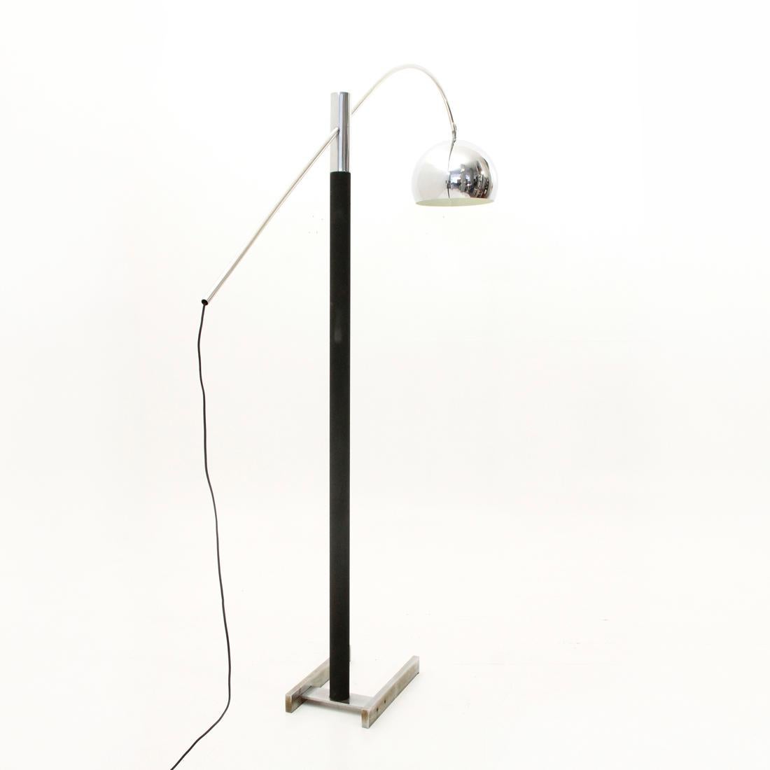 Italian manufactured floor lamp produced in the 1970s.
Base in brushed steel.
Stem in black painted metal.
Stem in chromed metal adjustable in position.
Semi spherical chromed metal diffuser.
Good general conditions, some signs due to normal