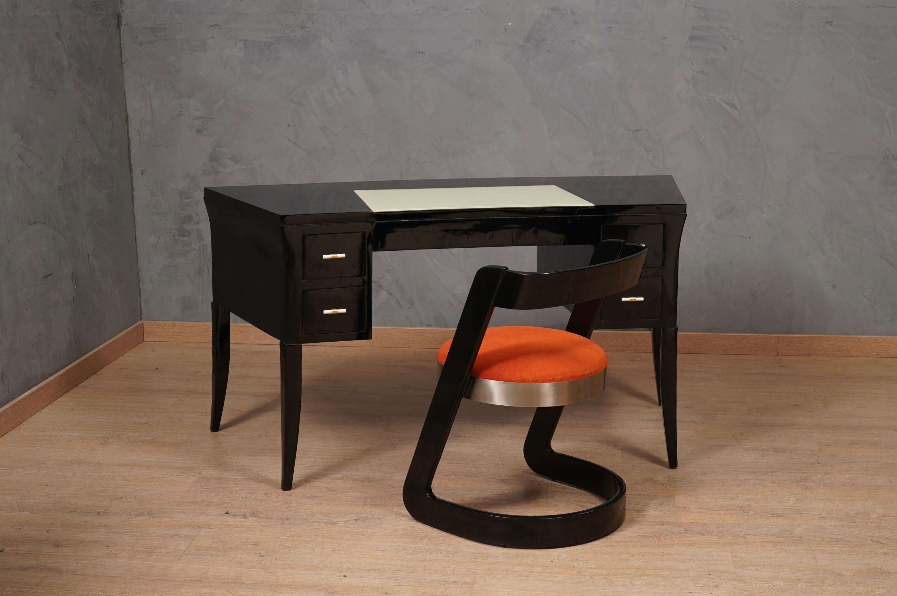 Elegant and refined desk in black lacquer and glass. Particular its design which provides for a slight curvature.

The writing desk is in lacquered wood in black shellac, the lacquering is well polished. The shape is not rectangular, the long sides