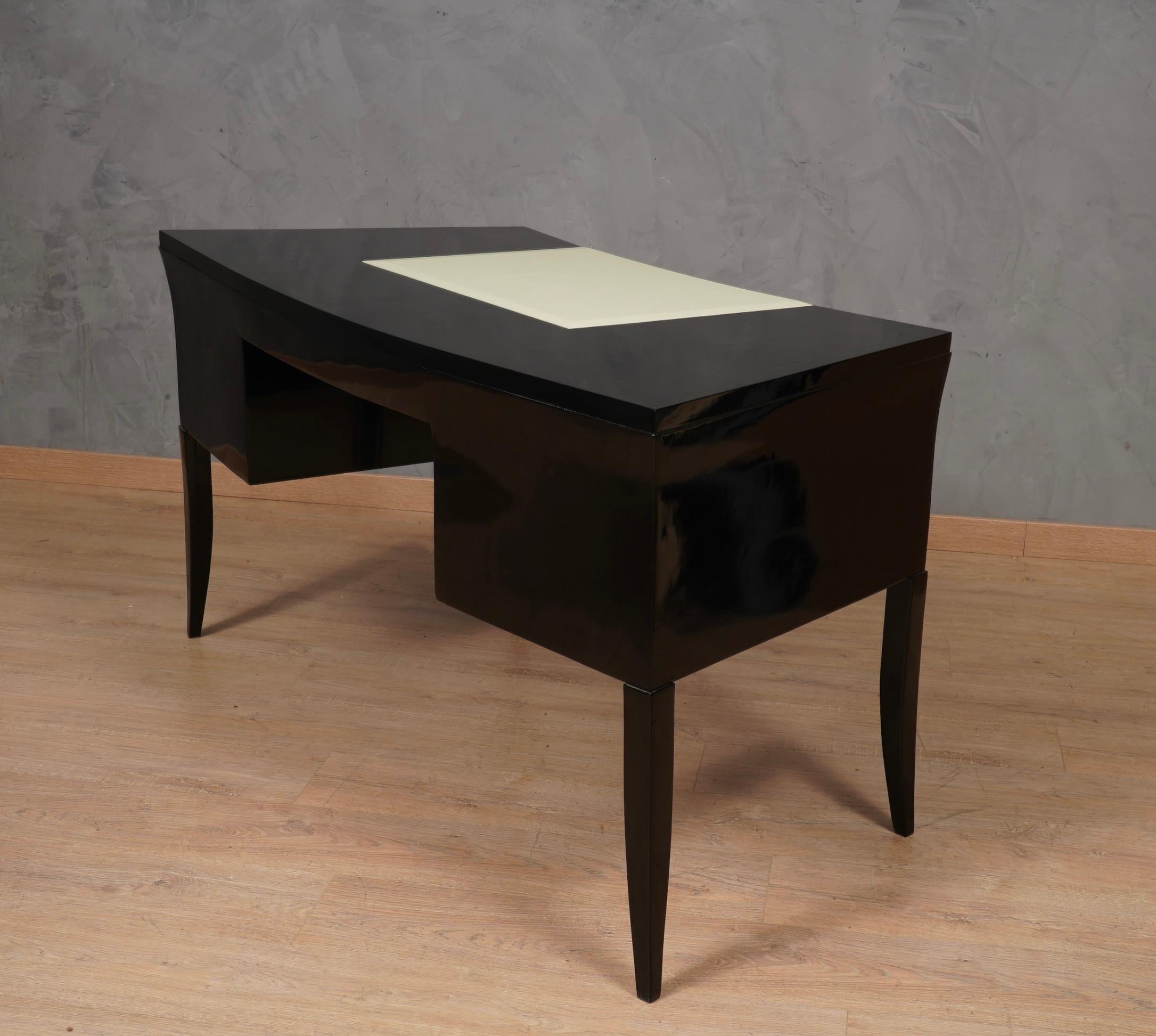 MidCentury Black and Creme Glass Desk, 1970 In Good Condition For Sale In Rome, IT